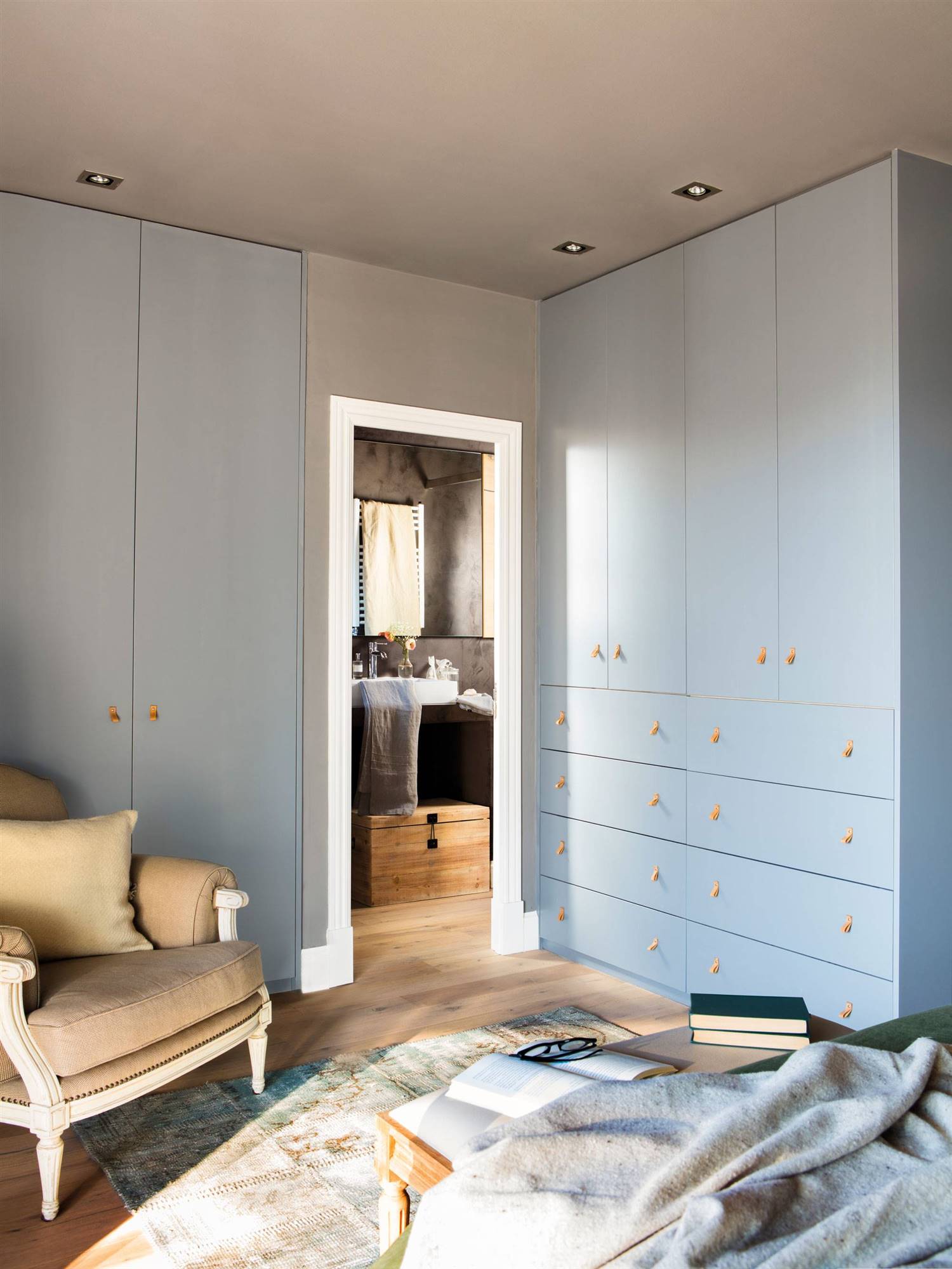 Dormitorio con paredes y amarios de color azul grisáceo