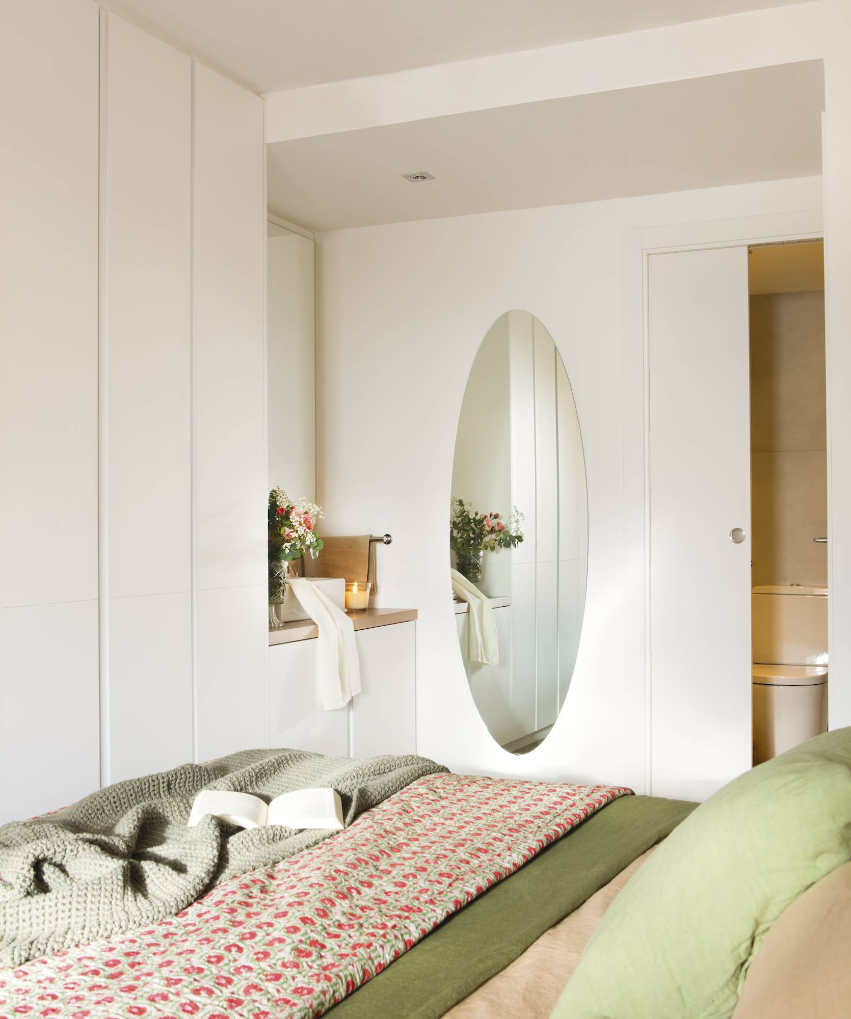 Dormitorio con armario a pie de cama que integra lavamanos