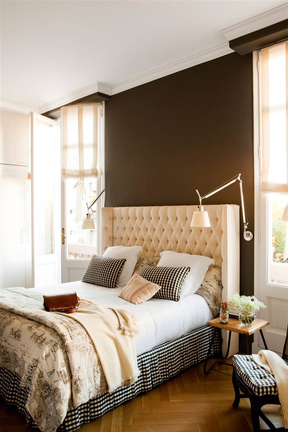 Dormitorio con faldón cama estampado vichy y toile de jouy