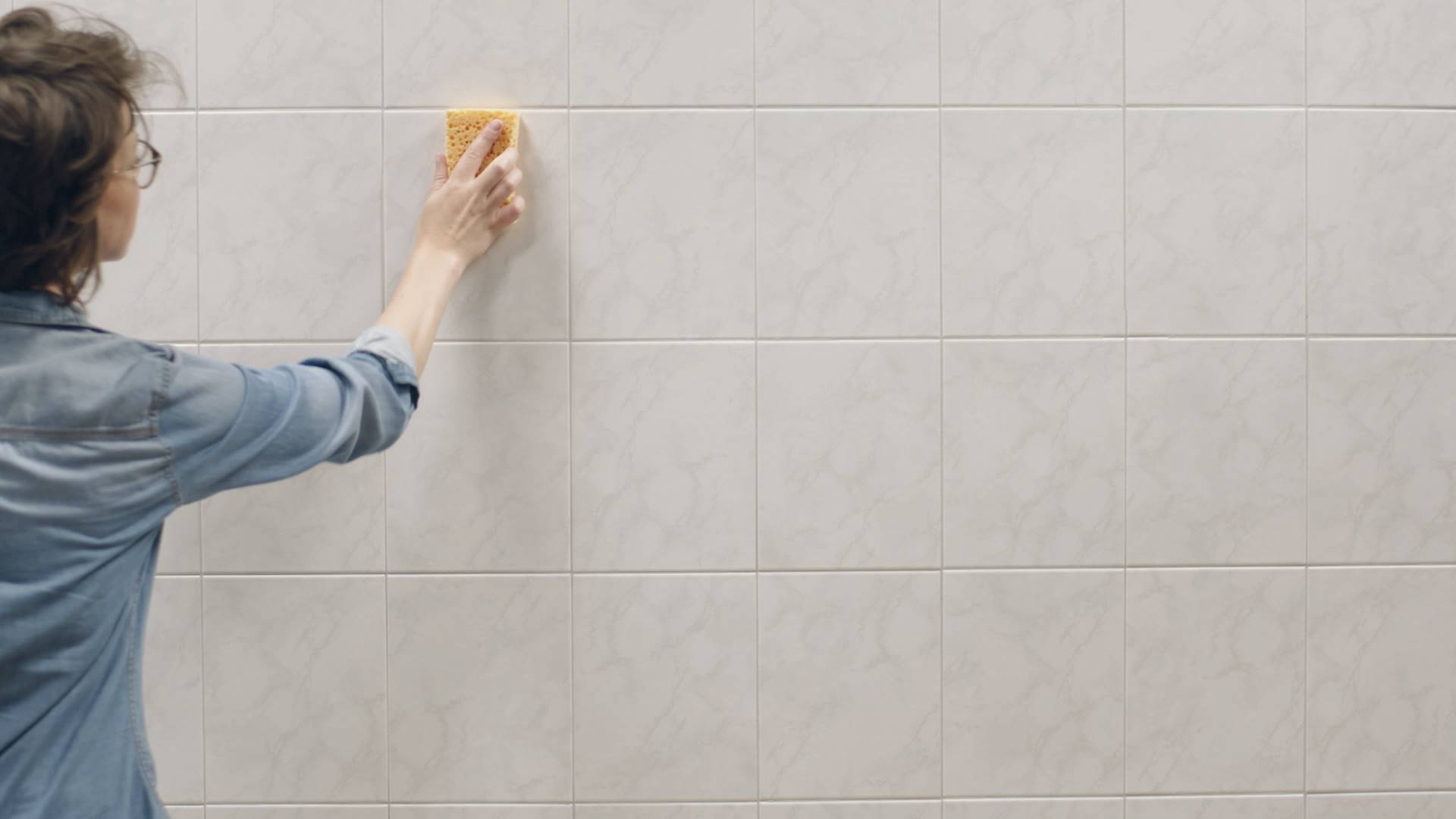 Cómo pintar el baño: cubre con masilla grietas y desconchados.