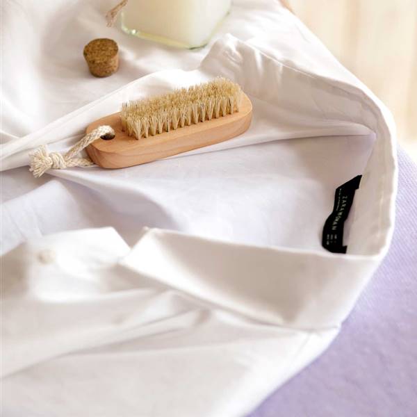 Cómo lavar las camisas blancas para eliminar (incluso) las manchas de sudor
