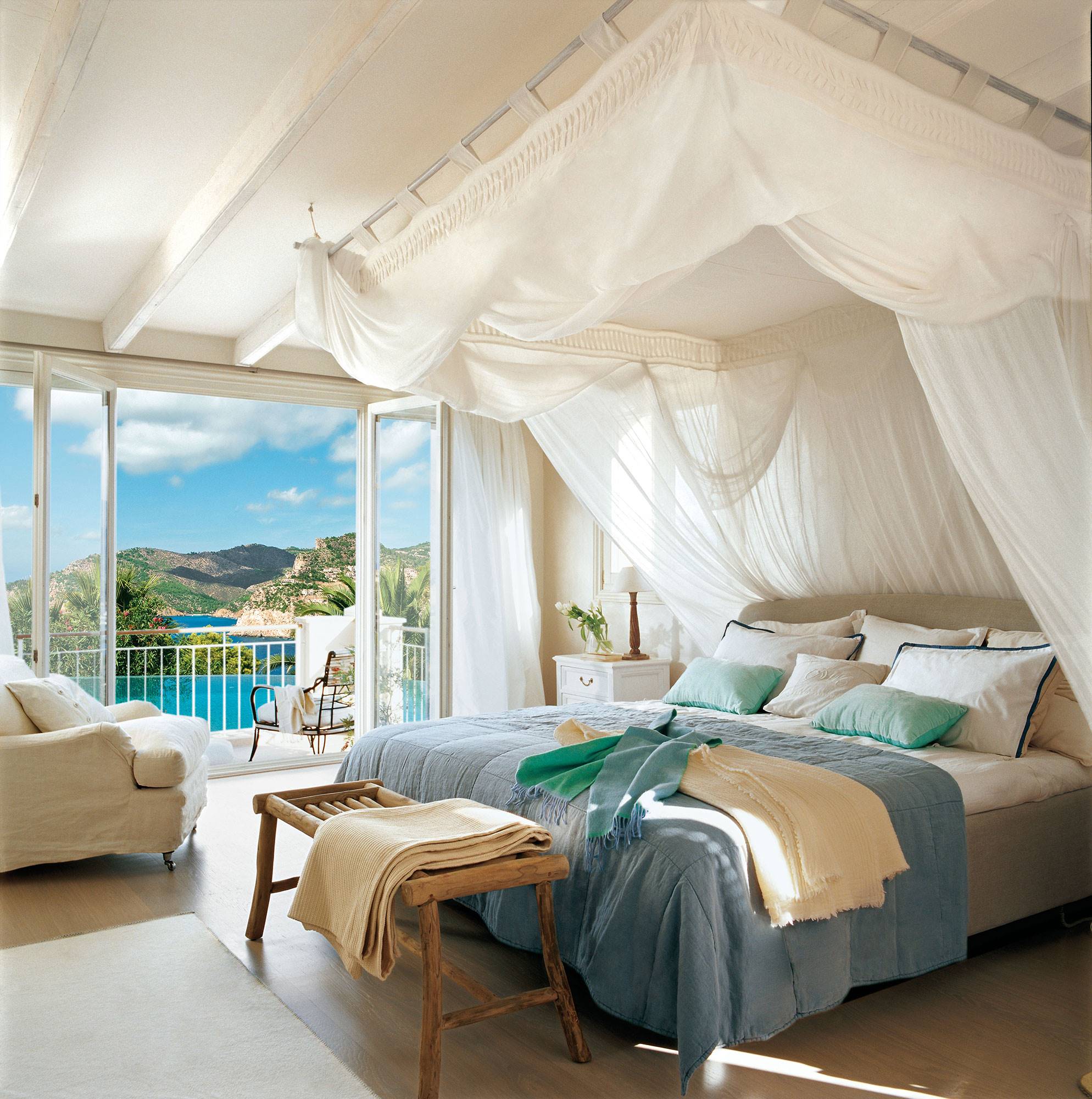 Dormitorio veraniego con gran dosel y vistas al mar