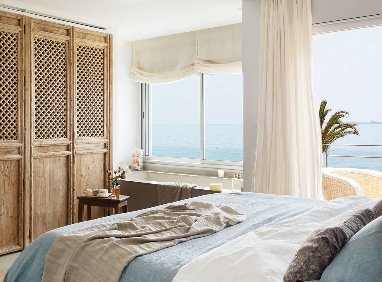 Dormitorio principal con vistas al mar y bañera