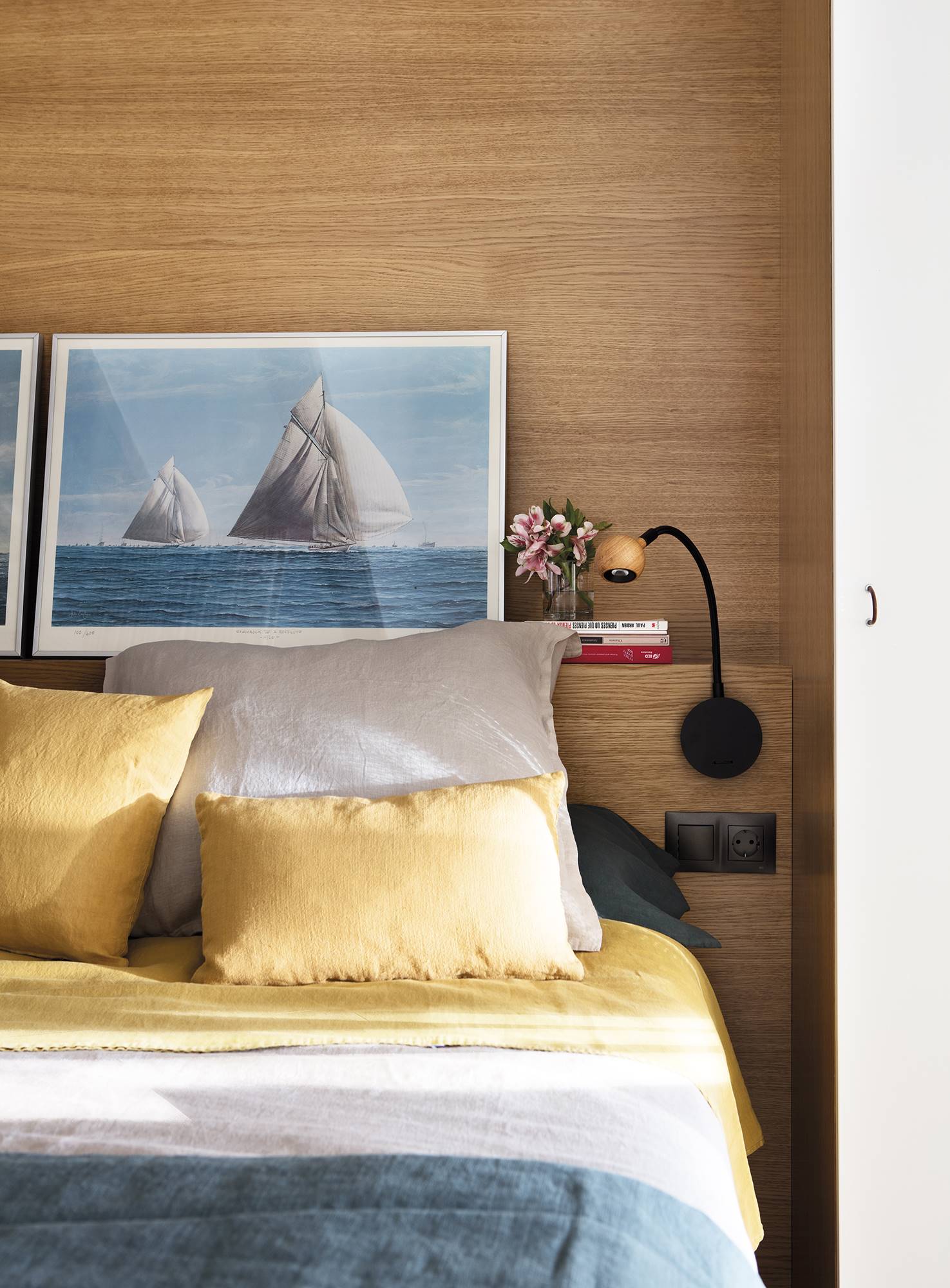 Dormitorio con canecero de madera. 
