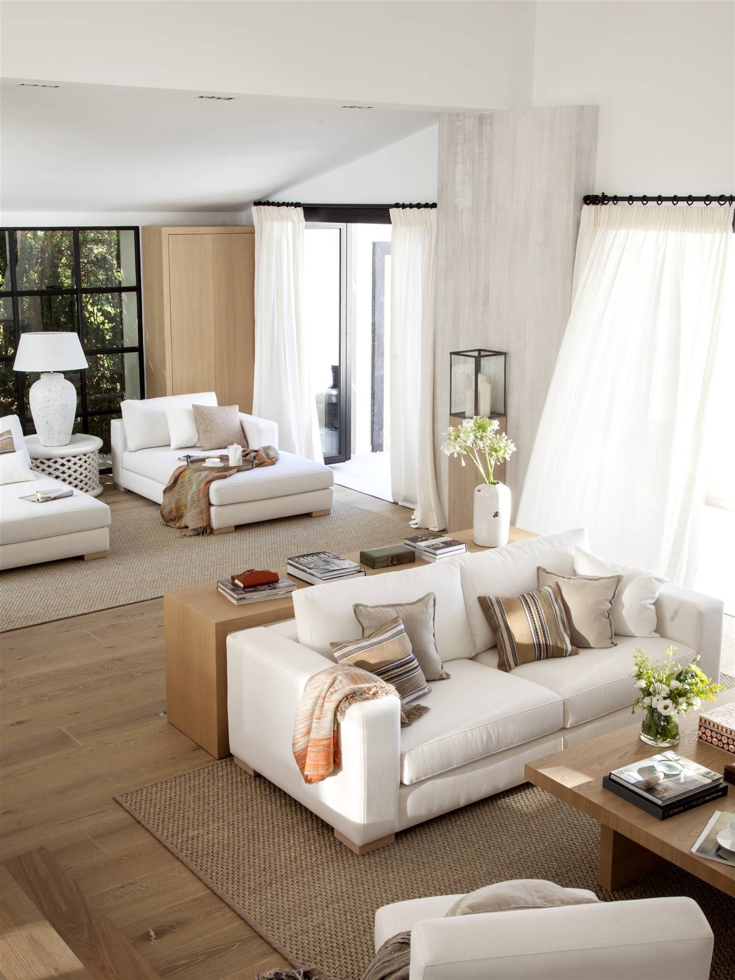 salon con cortinas sofas blancos y alfombra de fibras naturales 00465258 O