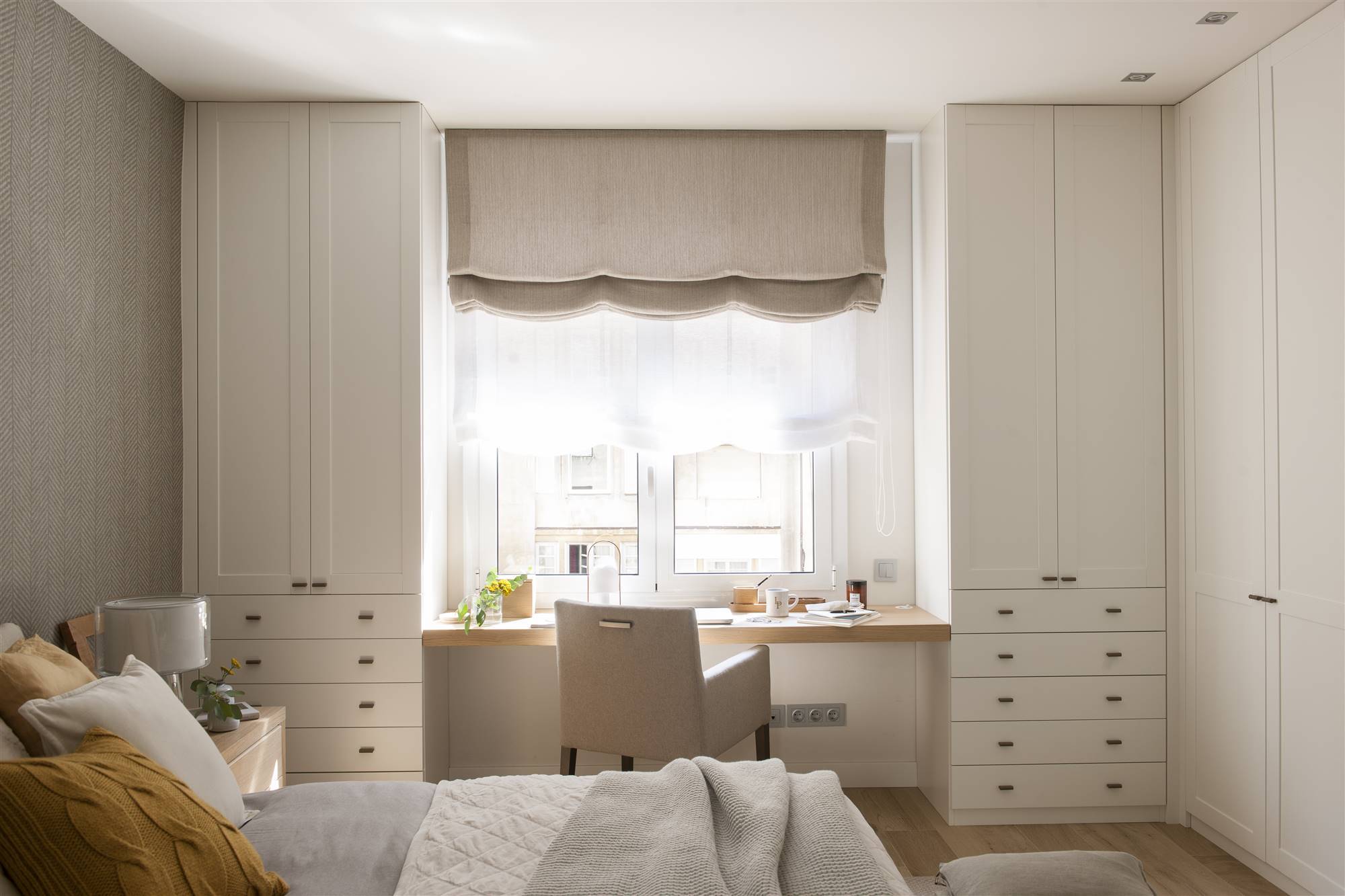 dormitorio con armarios blancos y escritorio de madera a medida 00495462_O