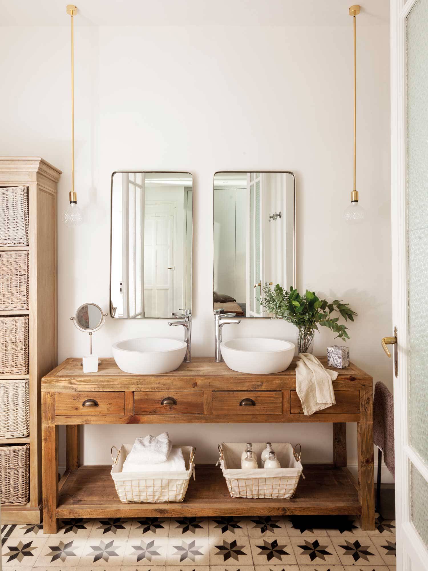 Baño con mueble de Vical Home, lámparas en Aromas del Campo y suelo de mosaico hidráulico.
