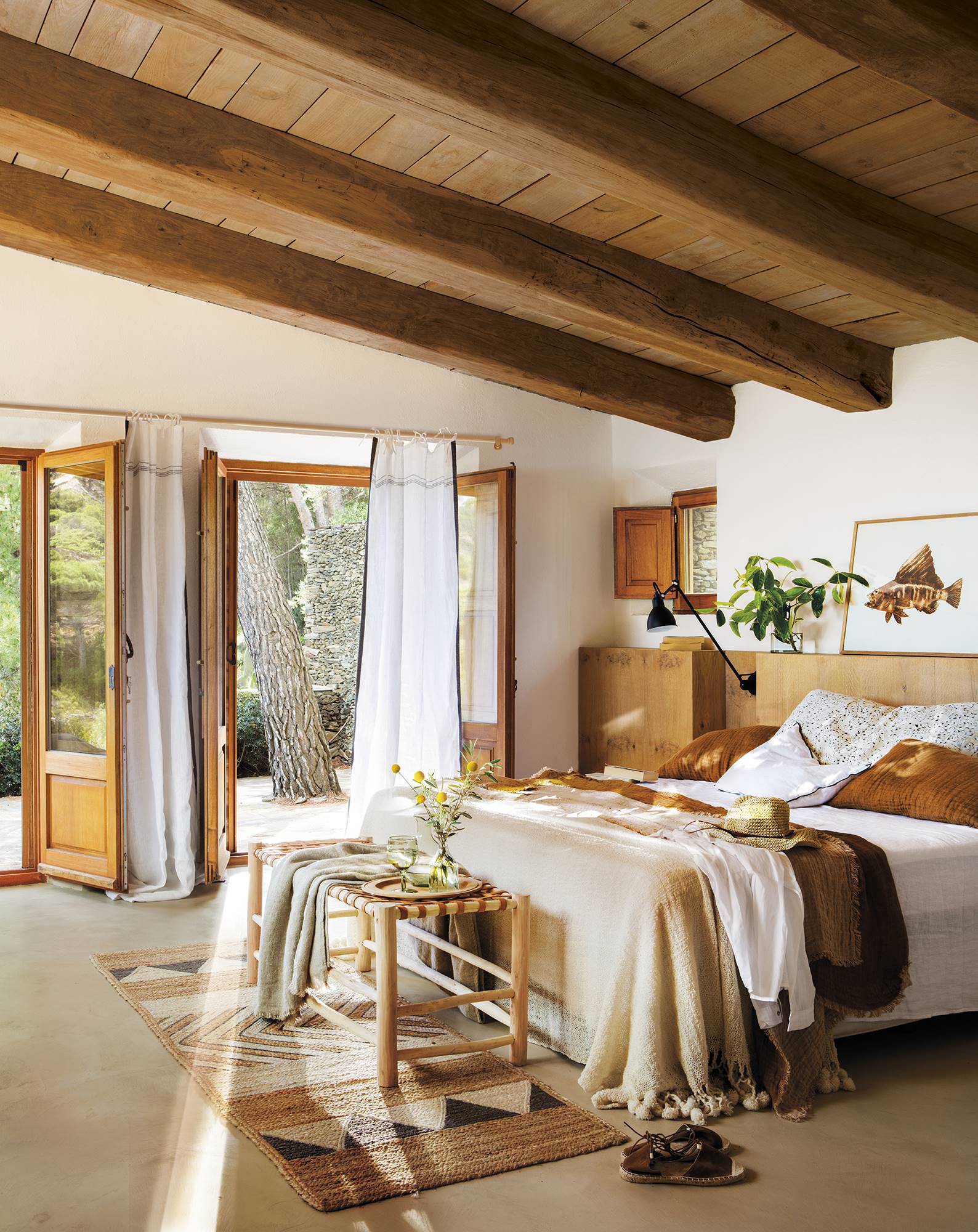 Dormitorio rústico moderno con cabecero tipo murete de madera