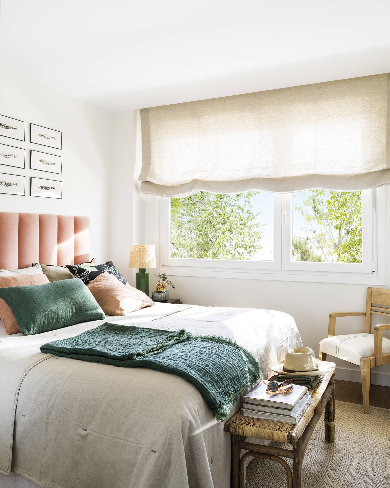 Dormitorio elegante y romántico con cabecero tapizado en rosa. 