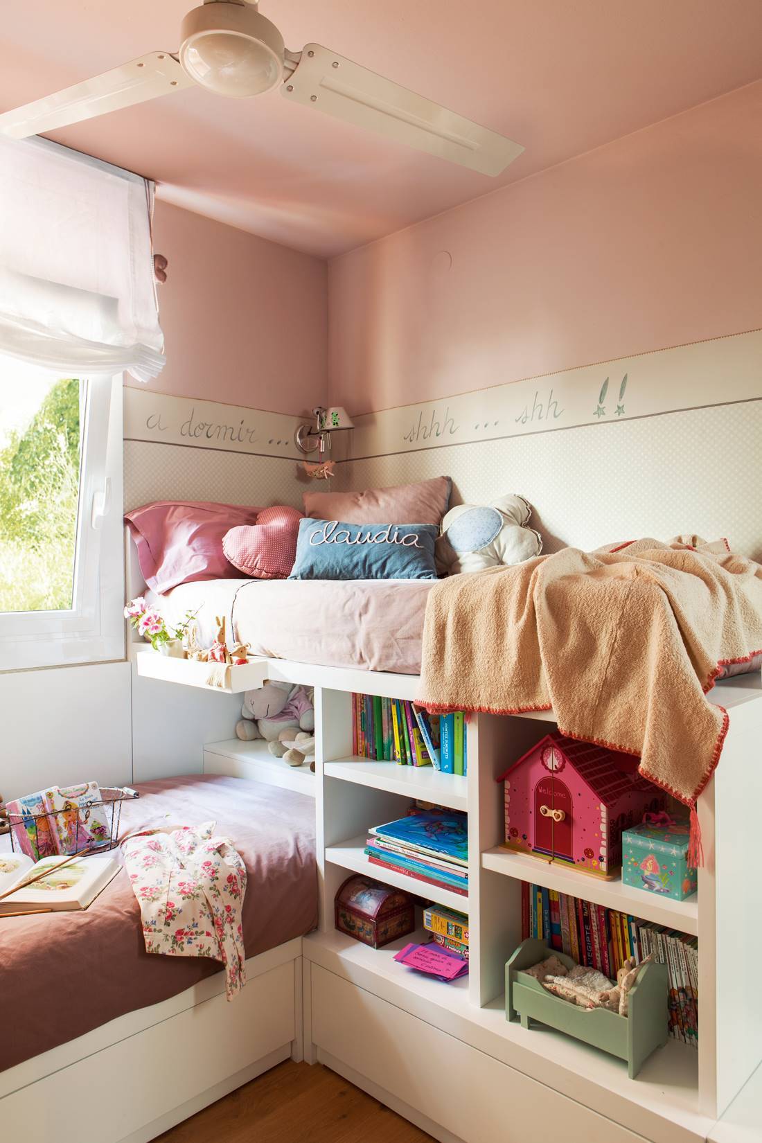 habitación infantil con cama alta aprovechada con cajones 412102