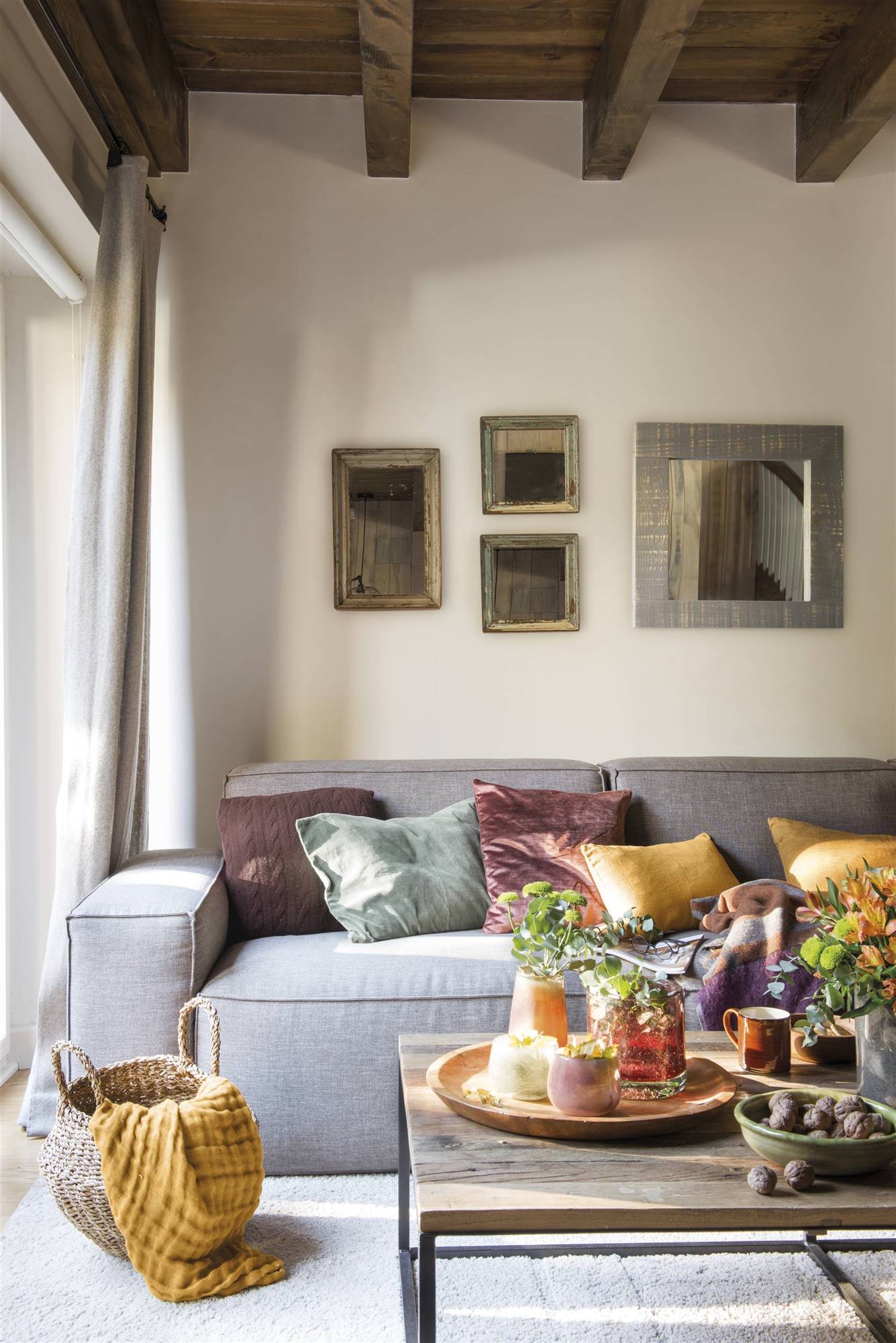 Salón con sofá gris y toques de color