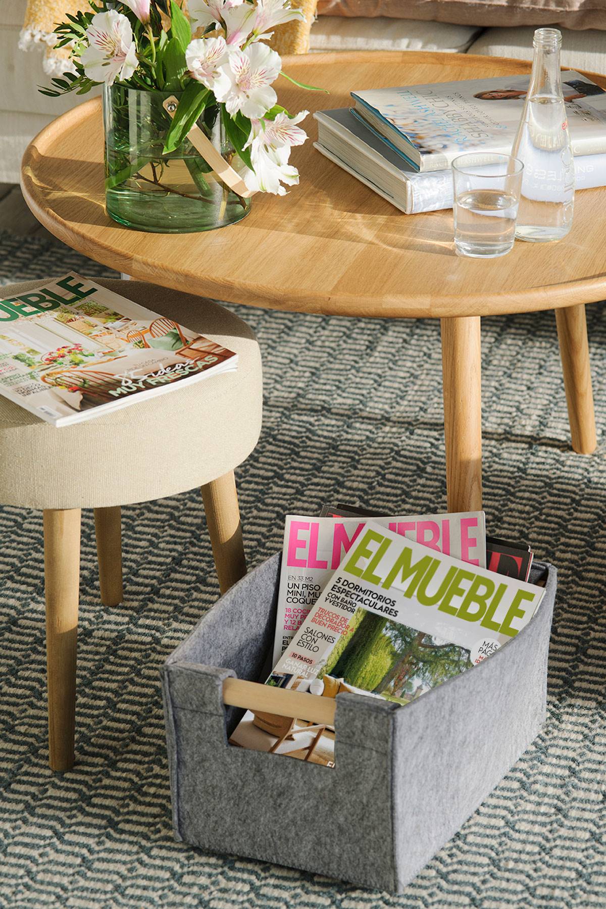 Mesas de centro, cestas y puf con revistas El Mueble