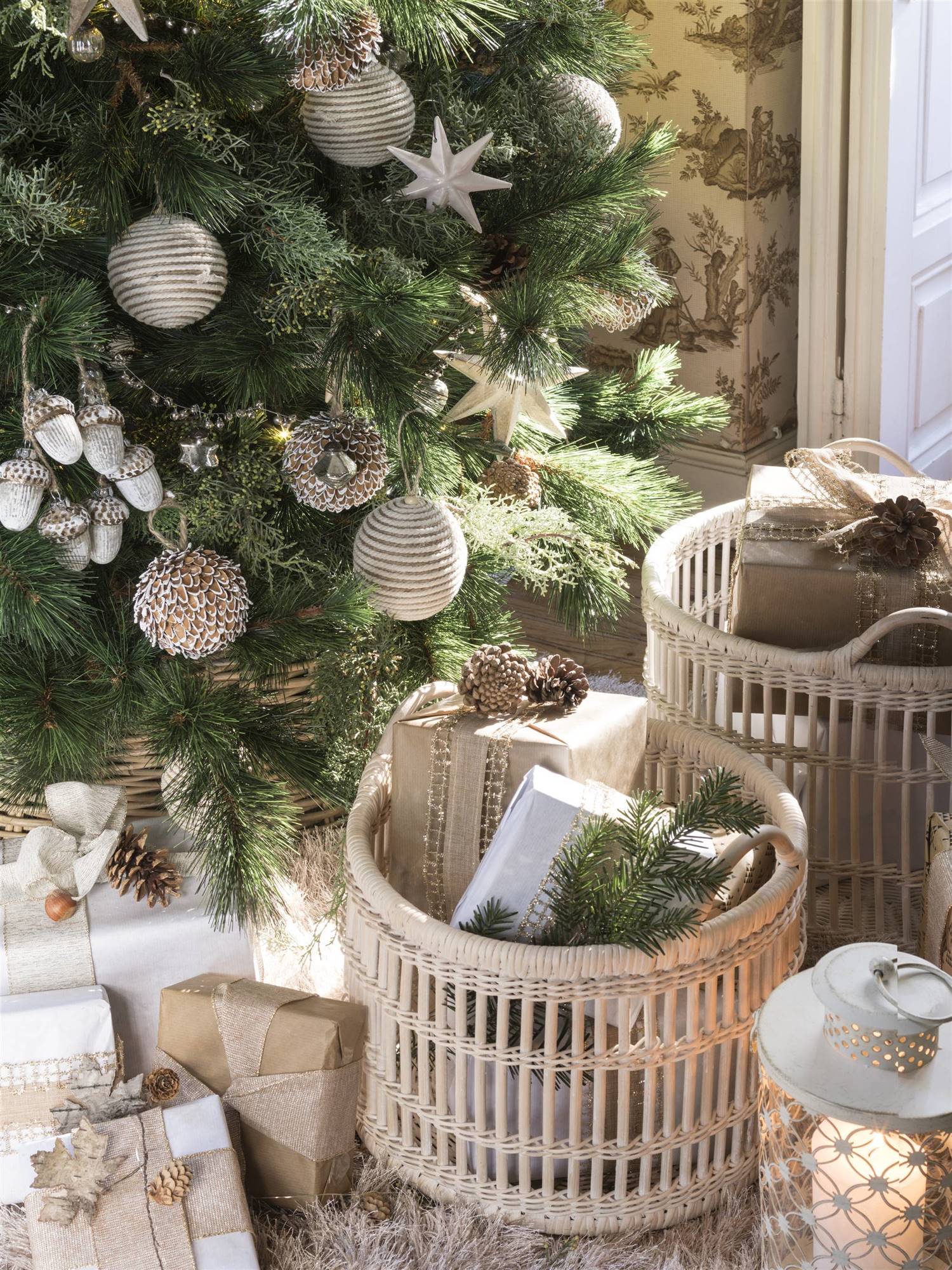 Faldón de un árbol de Navidad con cestos llenos de regalos.