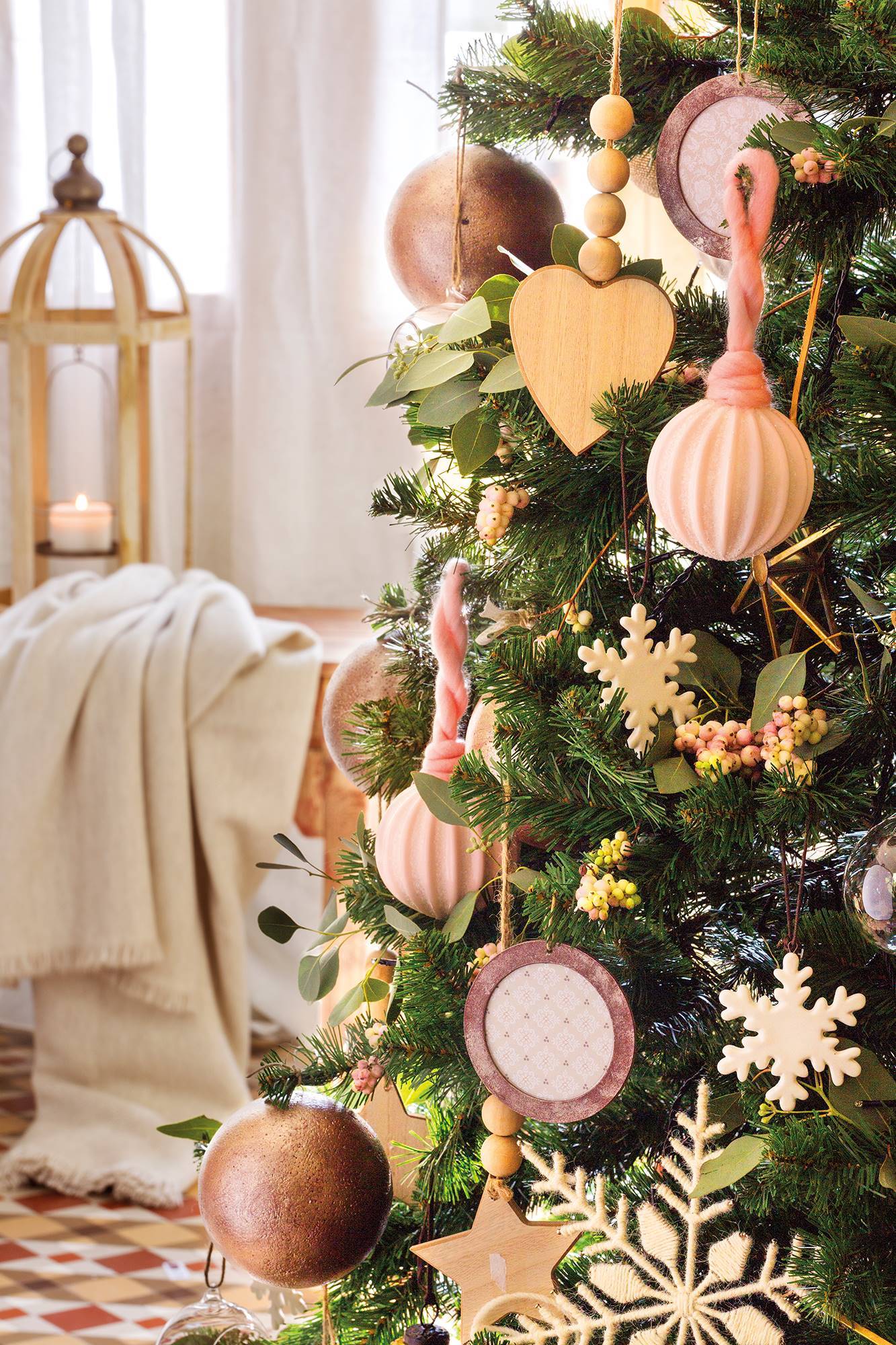 Árbol de Navidad decorado con diferentes texturas y materiales.