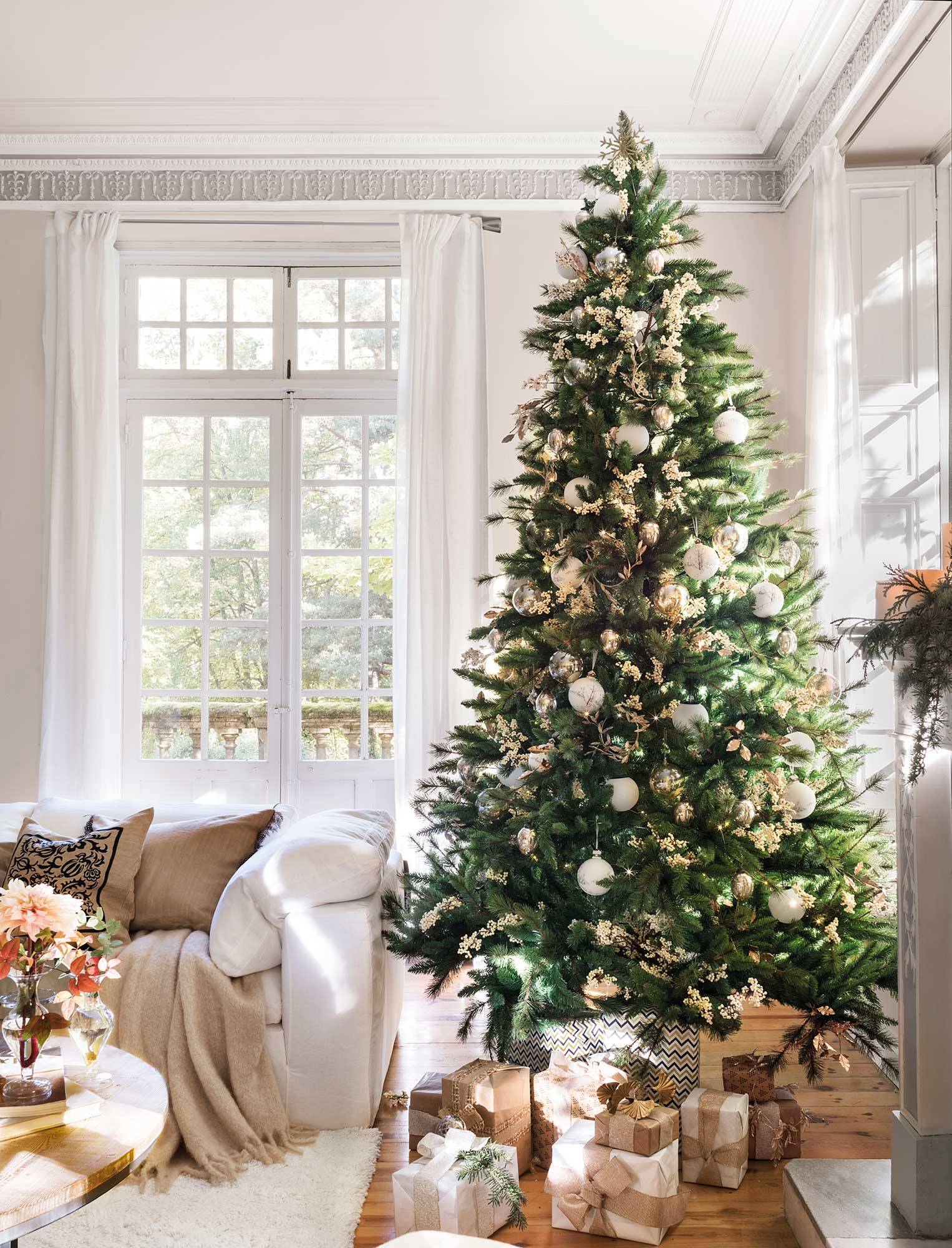Salón clásico con sofá blanco y árbol de Navidad. 