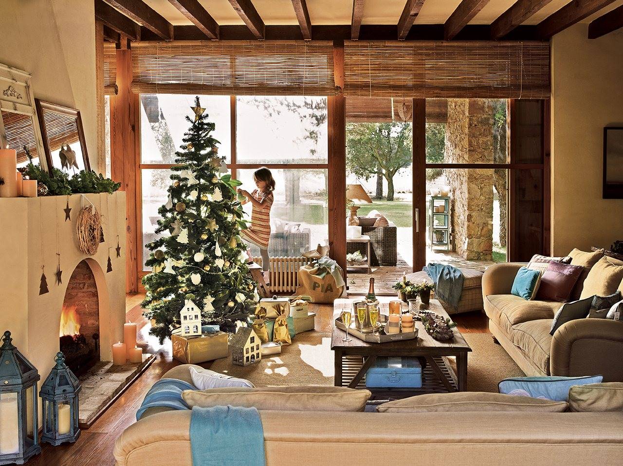 salon rustico con nina decorando el abeto de navidad 1280x958