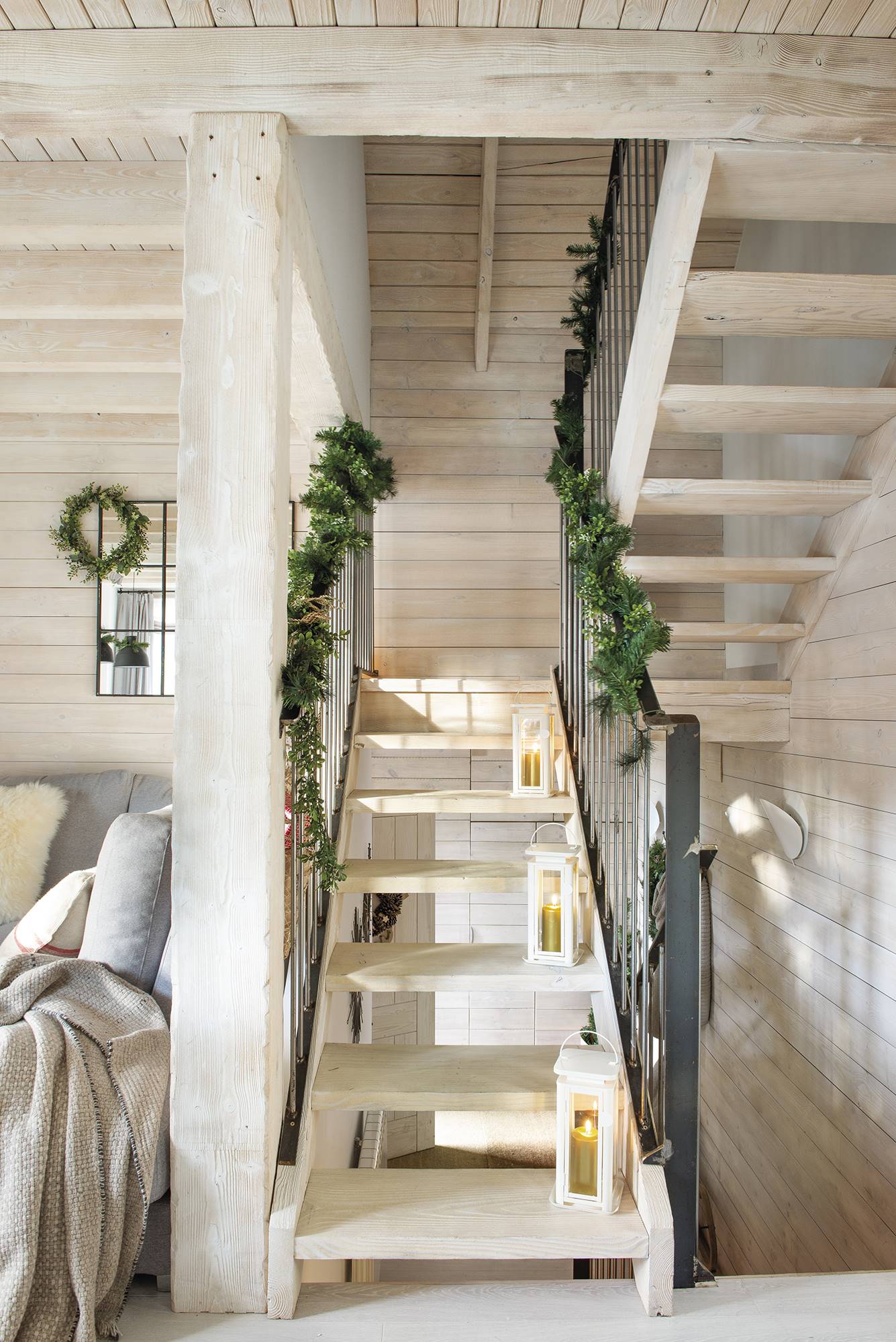Escaleras decoradas con guirnaldas navideñas. 