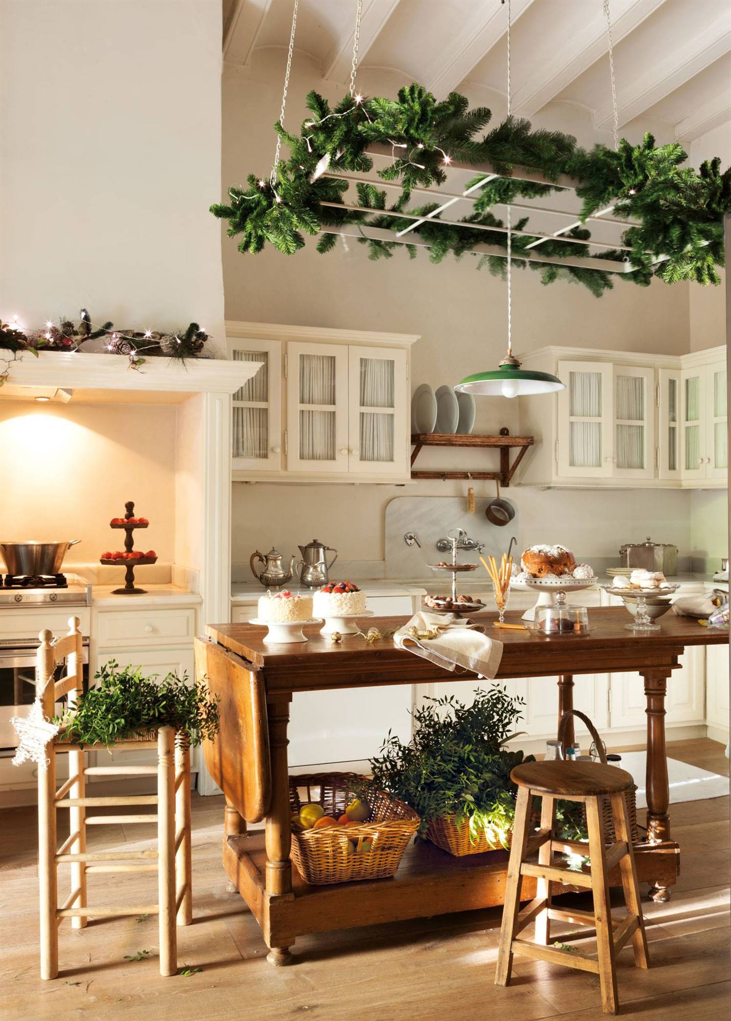 Cocina rústica con mesa tipo isla de madera decorada de Navidad