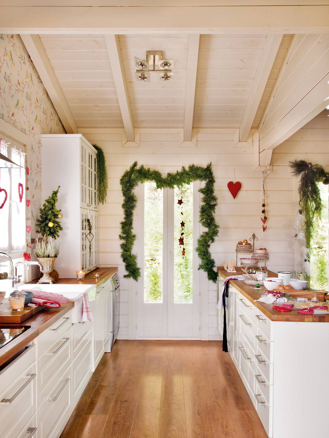 Cocina blanca revestida de madera y decorada de Navidad