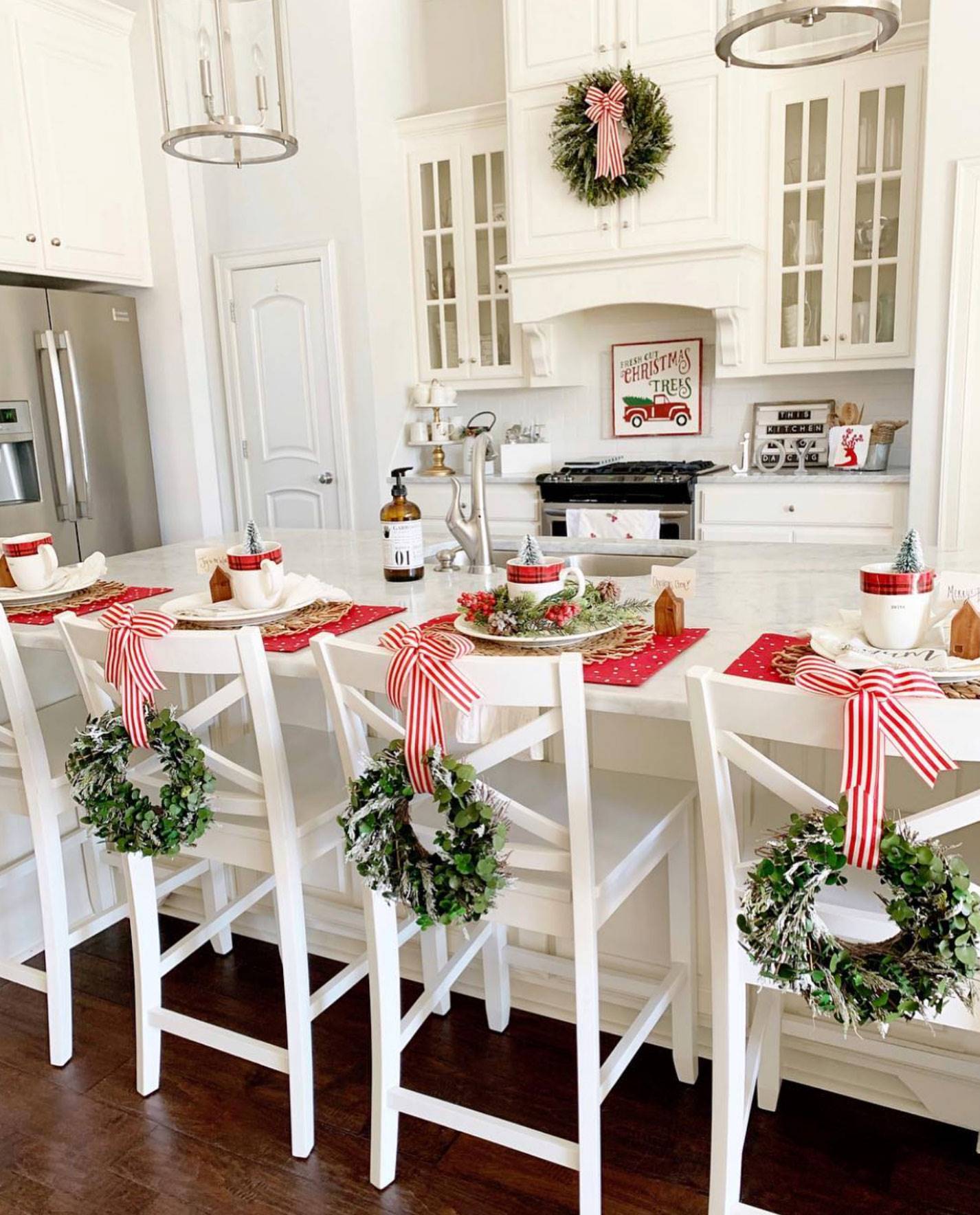 Cocina blanca rústica con isla decorada de Navidad