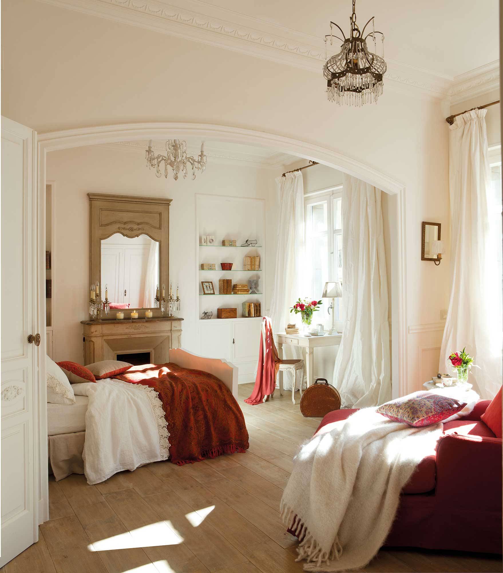 Dormitorio en tonos rojizos.