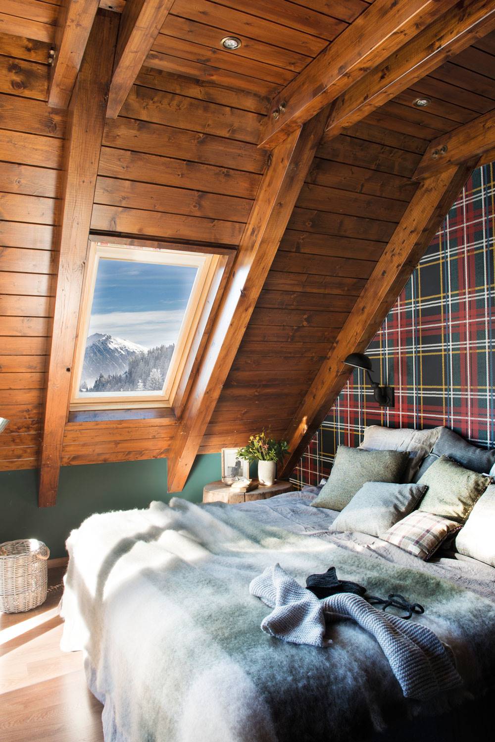 Dormitorio con papel pintado escocés.