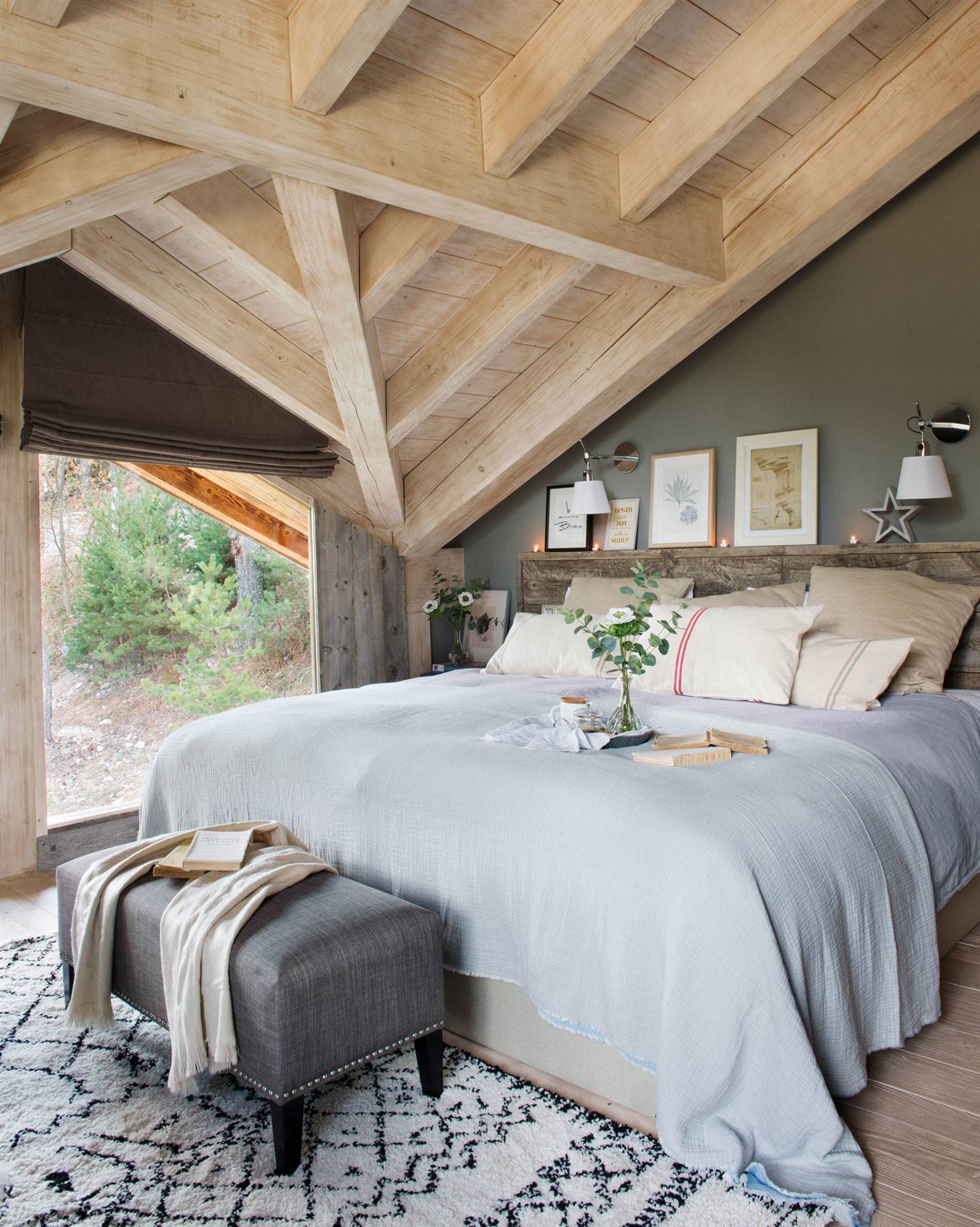 Dormitorio con madera y alfombra.