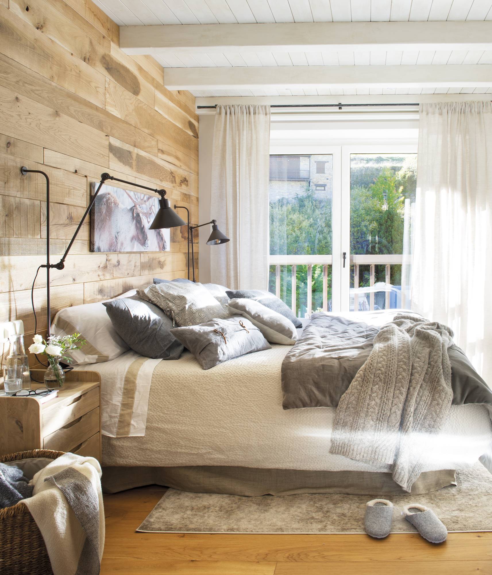 dormitorio con pared de madera.