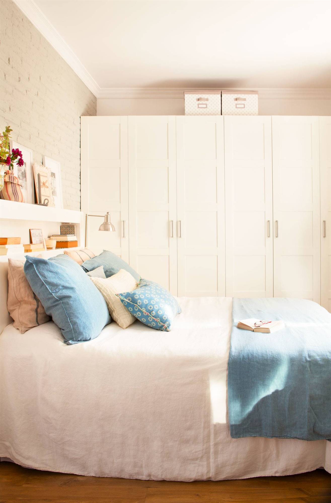 Dormitorio con armario blanco. 