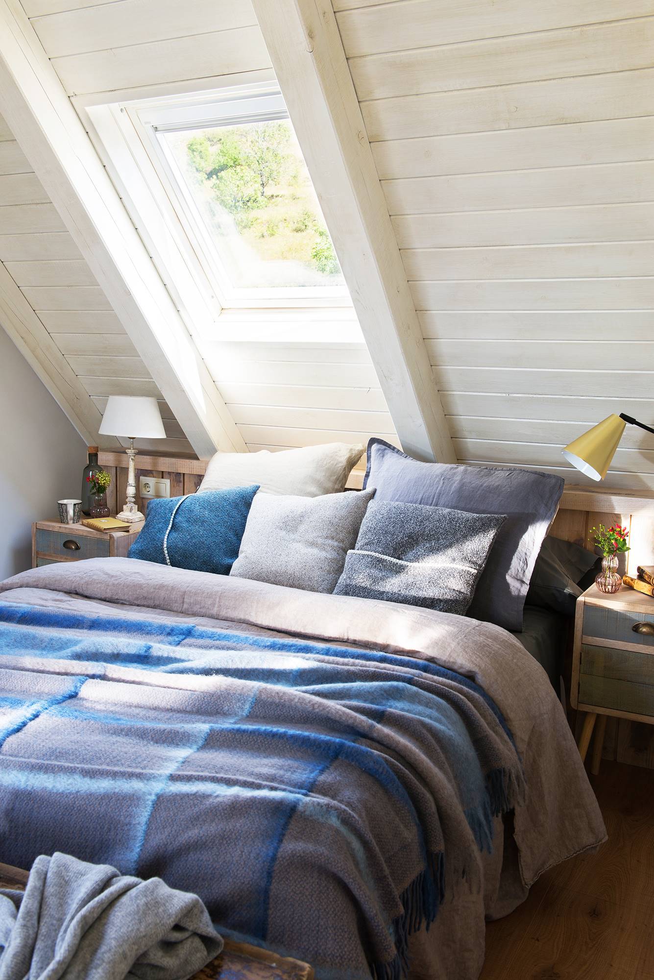 Dormitorio buhardilla ropa de cama azul y gris rústico