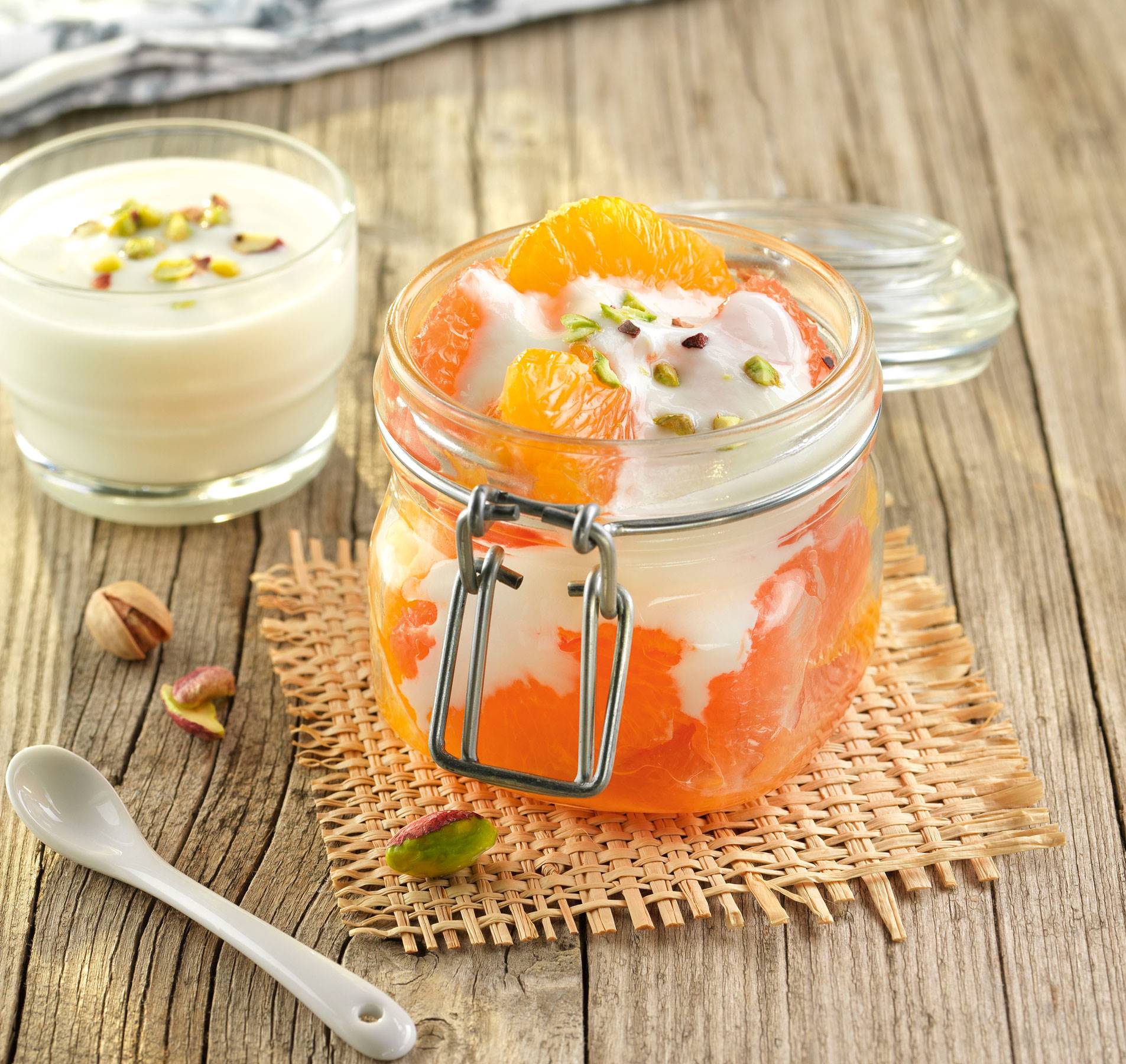 Desayunos saludables: receta de macedonia de cítricos con salsa de yogur.