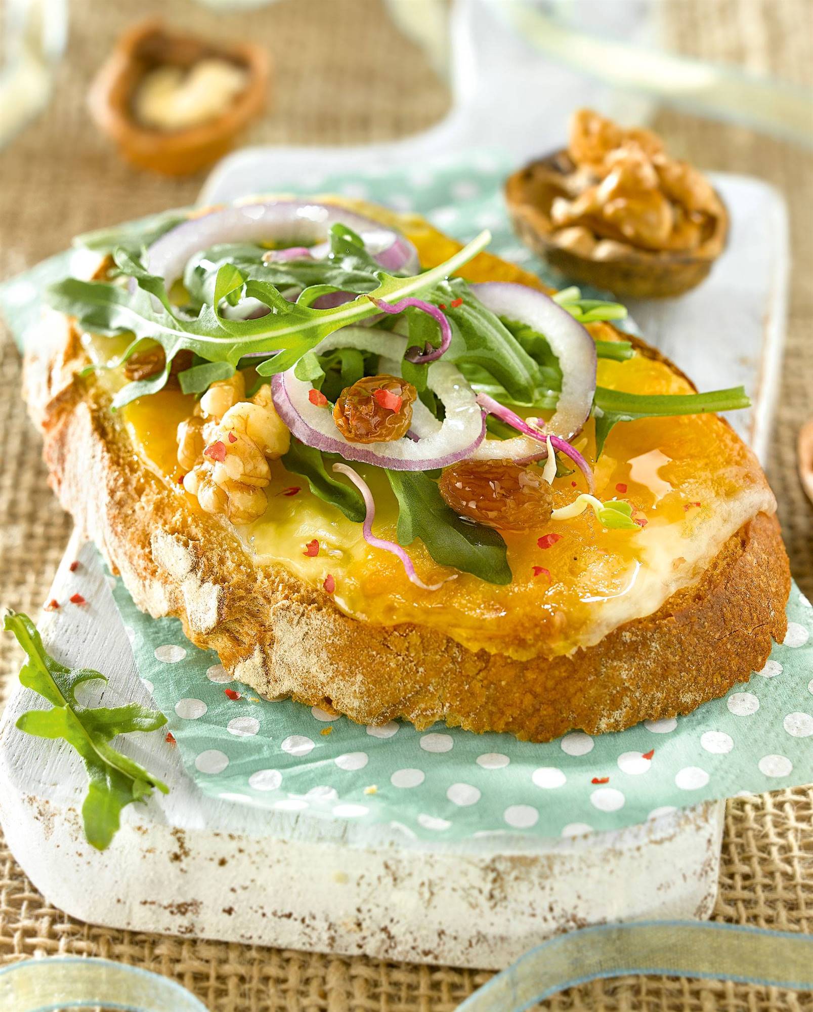 Desayunos saludables: receta de tostada de rúcula, queso y nueces. 