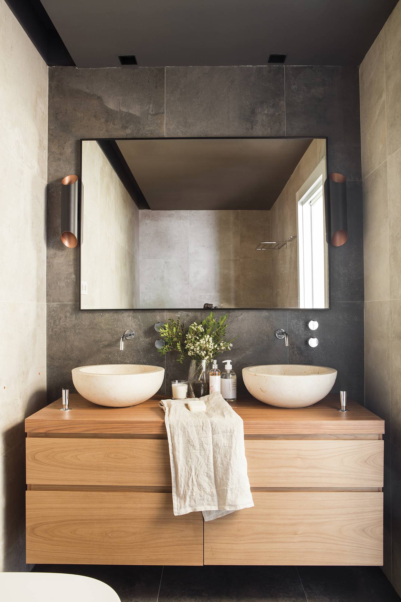 Baño con paredes de color gris y mueble volado de madera.