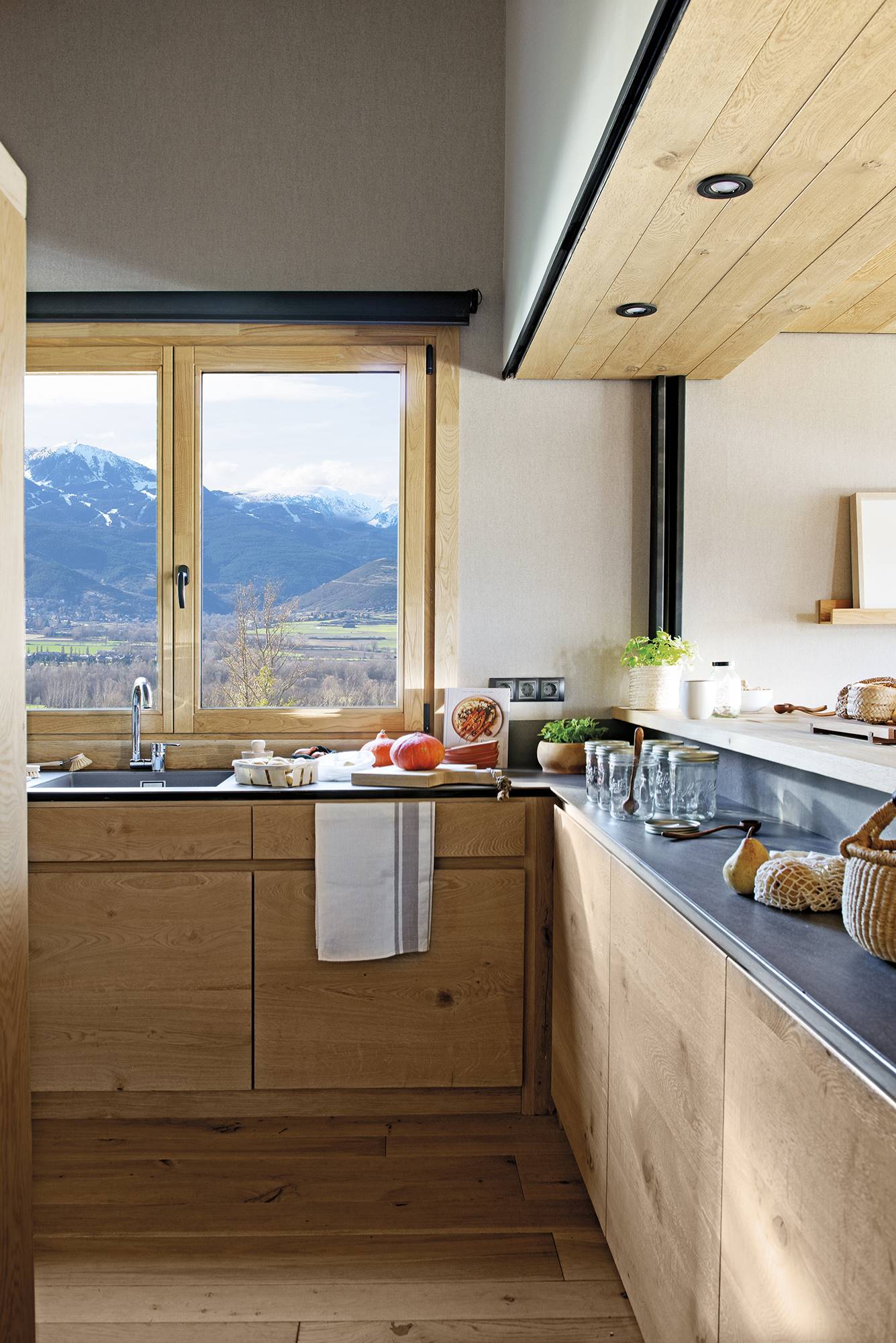 Cocina de casa rústica de montaña con armarios de madera. 