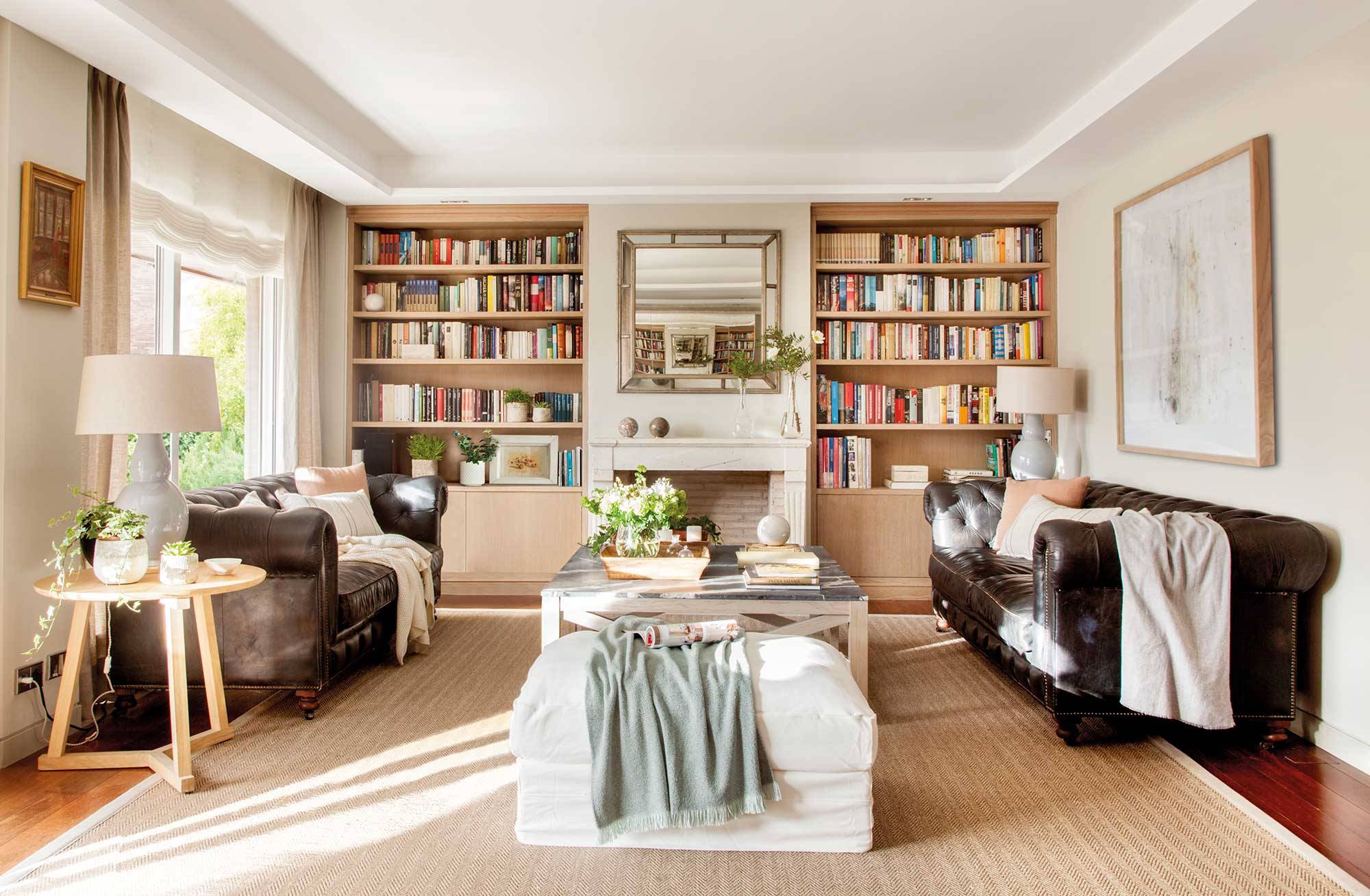 Salón con dos sofás y librería