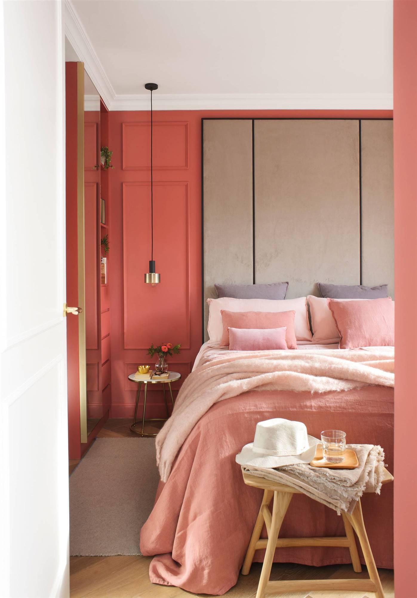 Dormitorio atrevido con molduras y lacado en color rosa fuerte, cabecero tapziado hasta el techo
