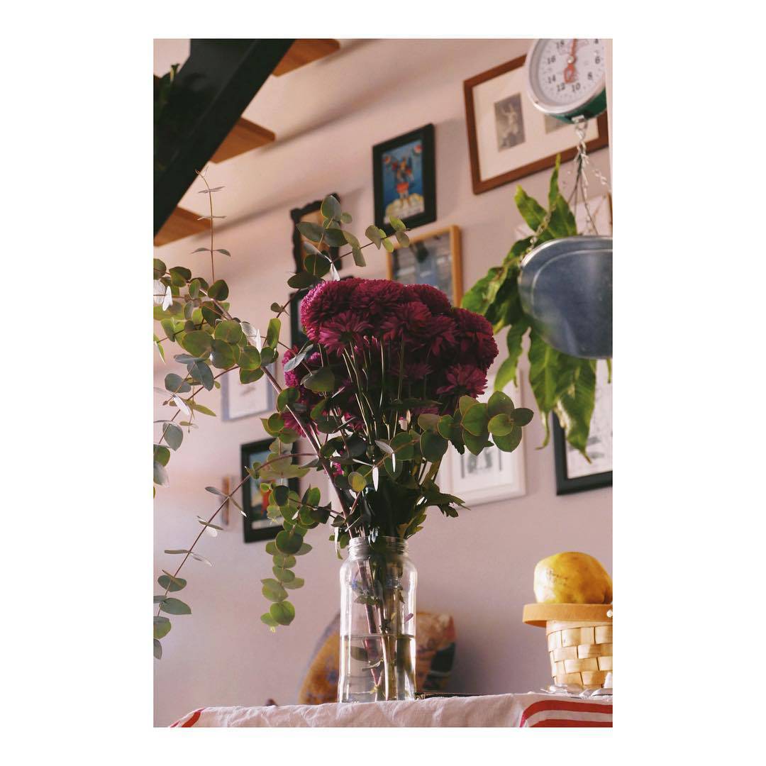 Fotografías y flores en la casa de Belén Cuesta.