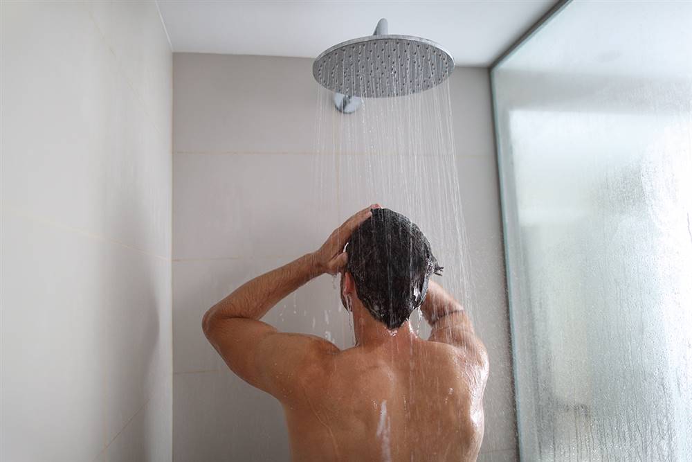 Hombre en la ducha