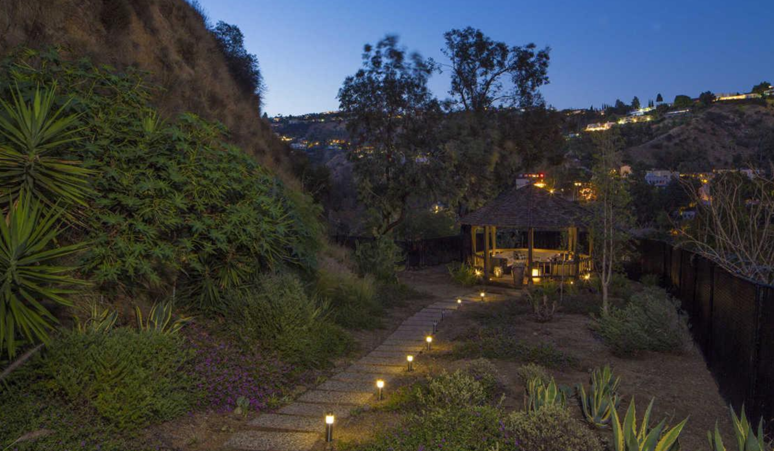 chill out del jardin de la casa de Demi Lovato en Los Angeles