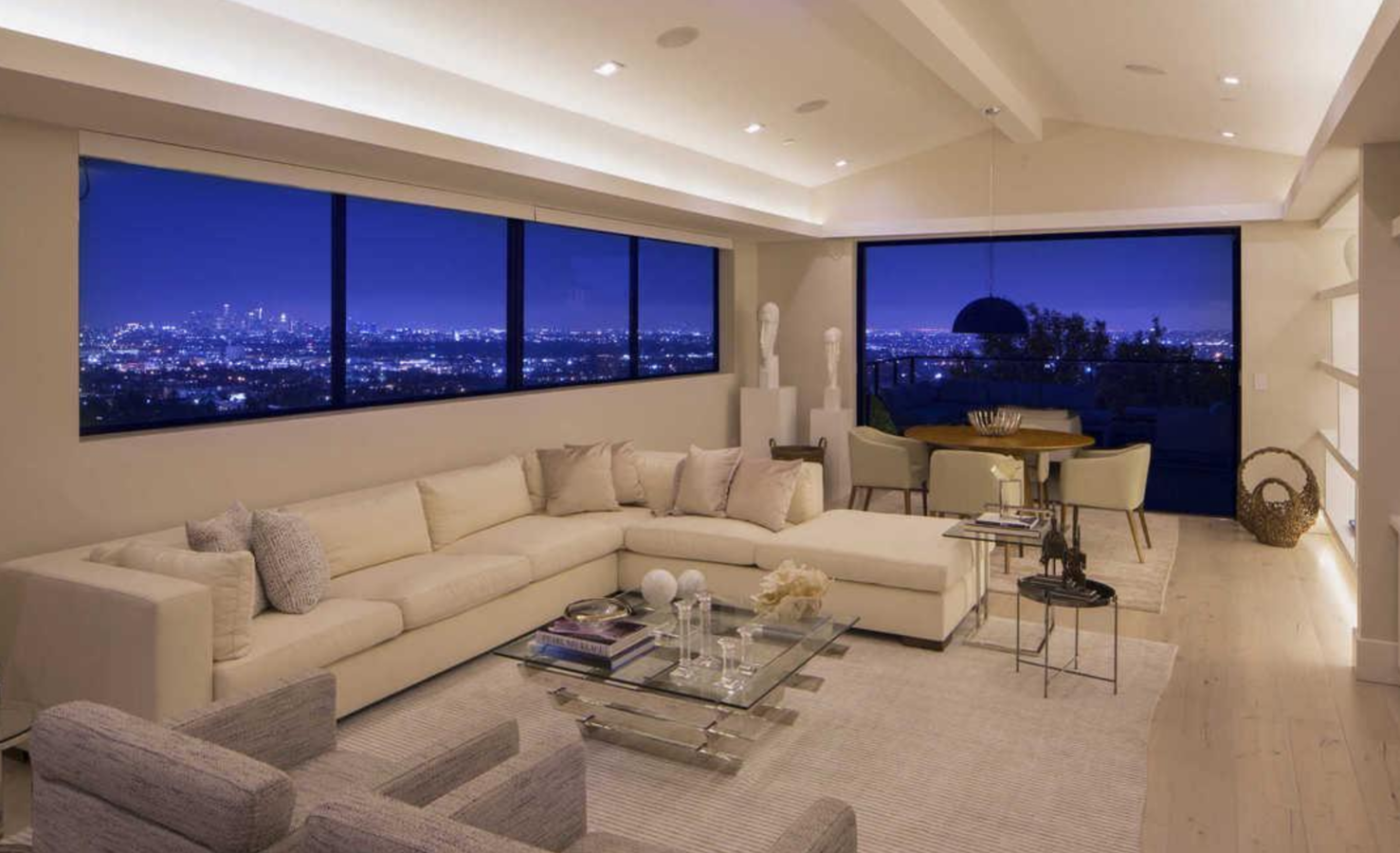 Salon con vistas de la casa de Demi Lovato en Los Angeles