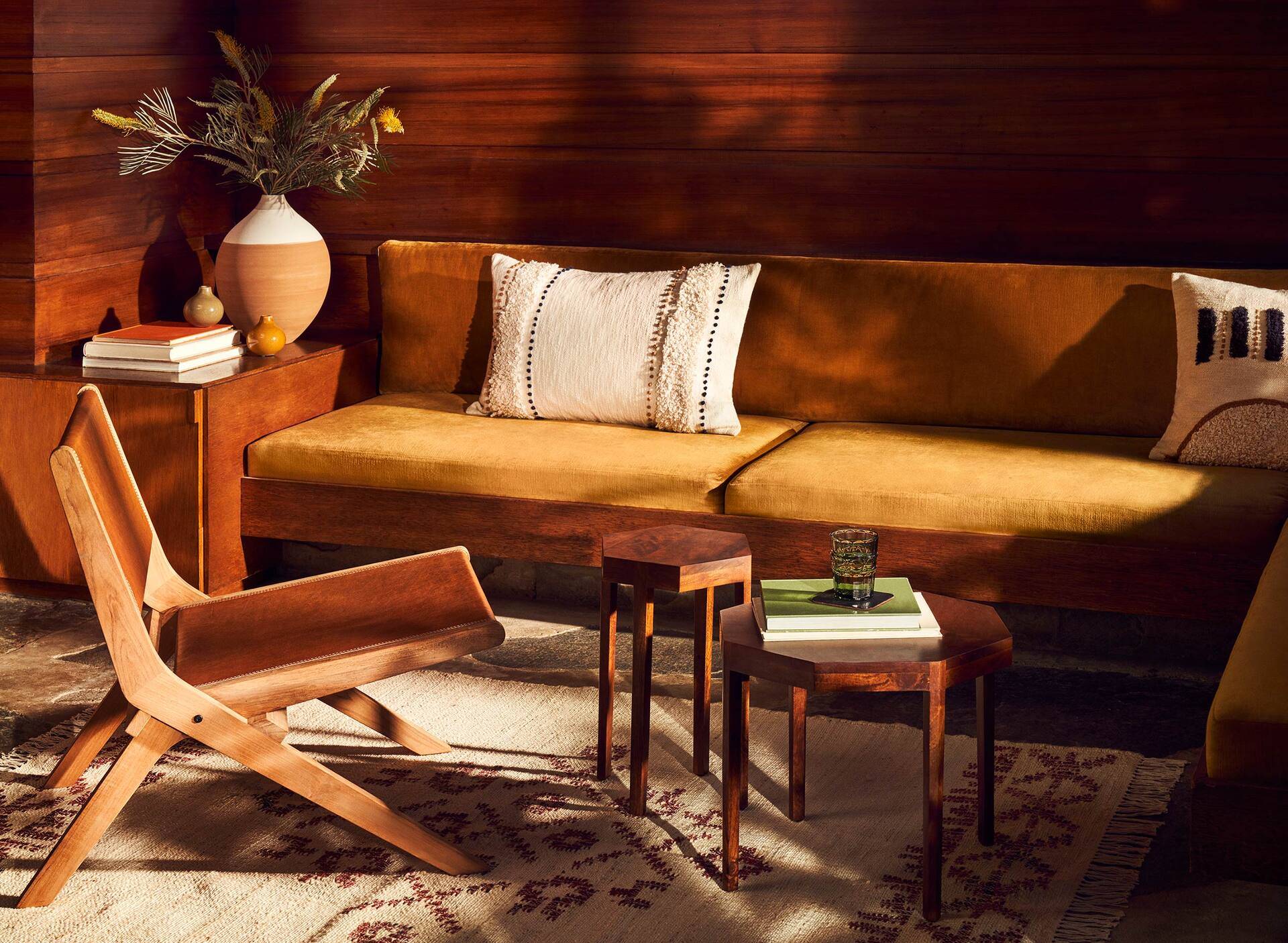 Sofá con mesa y sillas de madera de la colección primavera 2020 de Zara Home