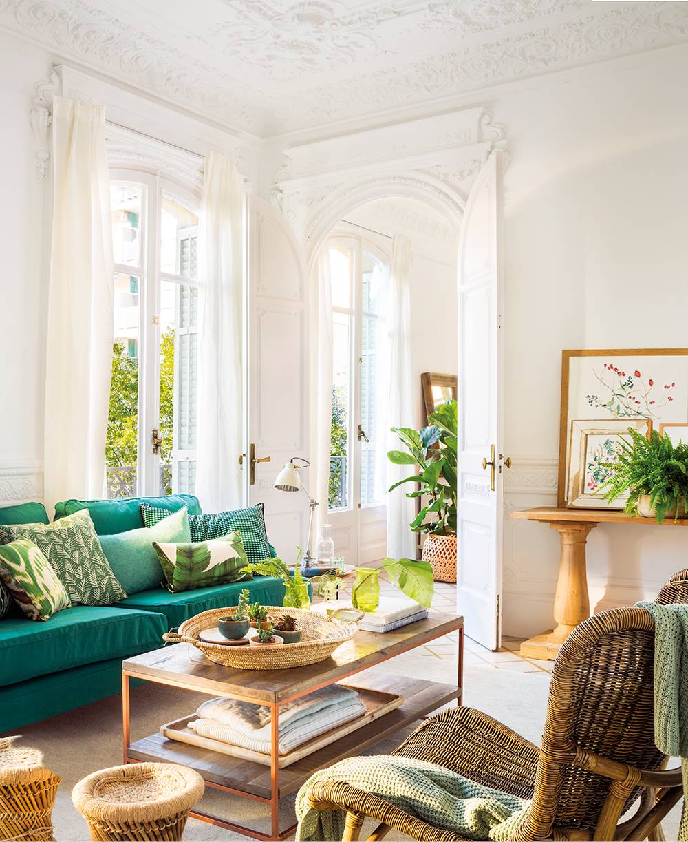 Salón regio en blanco con sofá tapizado en verde_00458321