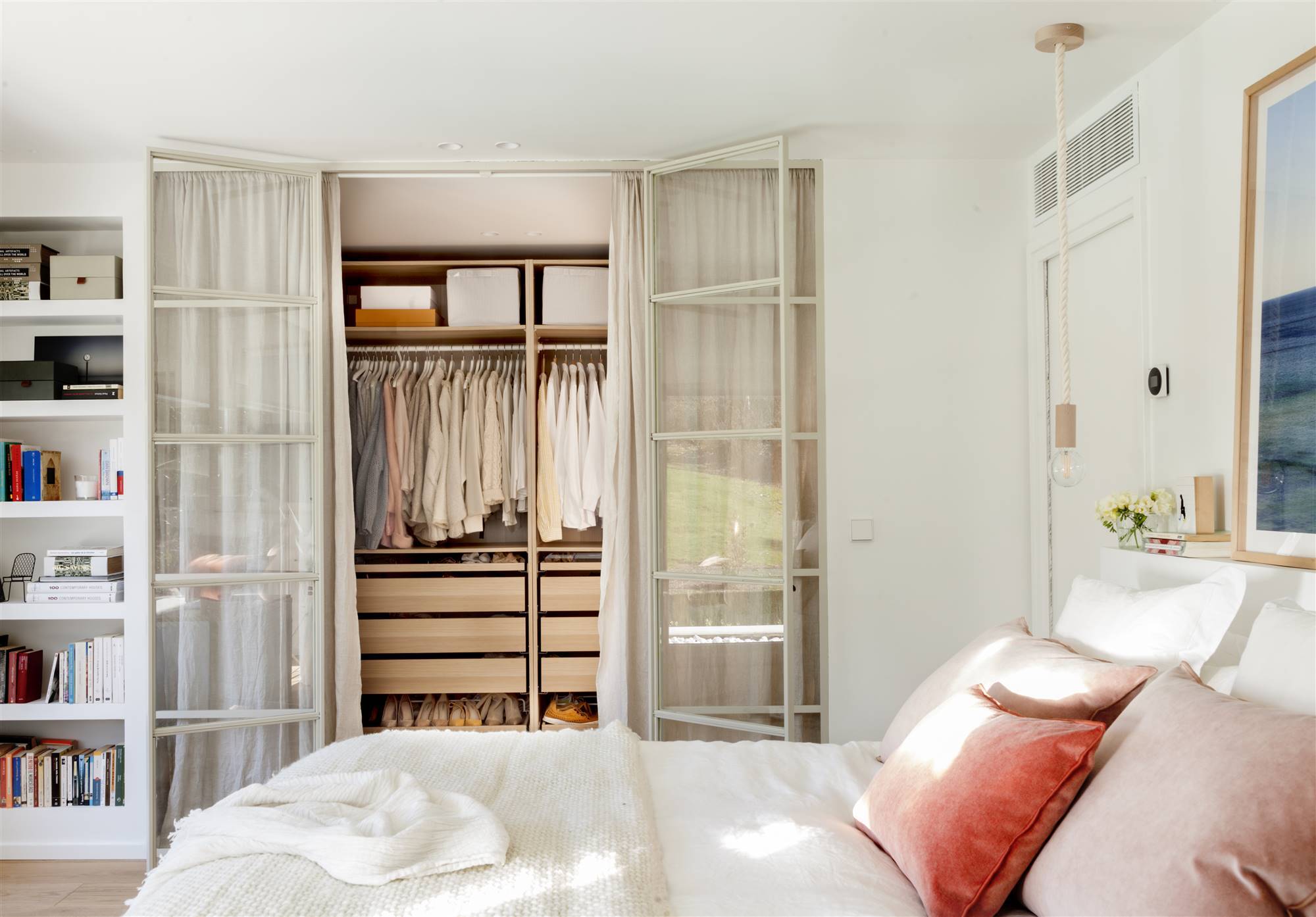 Dormitorio en blanco con vestidor acristalado metálico y cerrado con cortinas_00511829 O