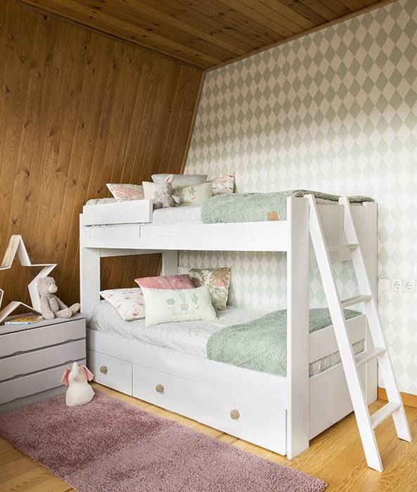 Dormitorio infantil con litera y papel pintado