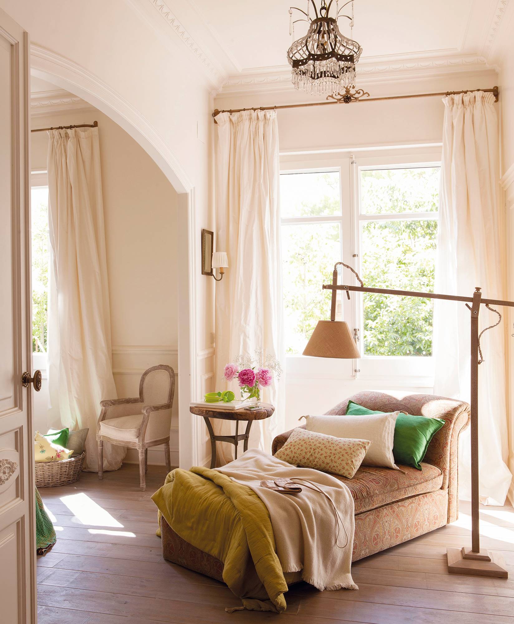 Rincón de lectura en dormitorio clásico con chaise longue y lámpara de pie