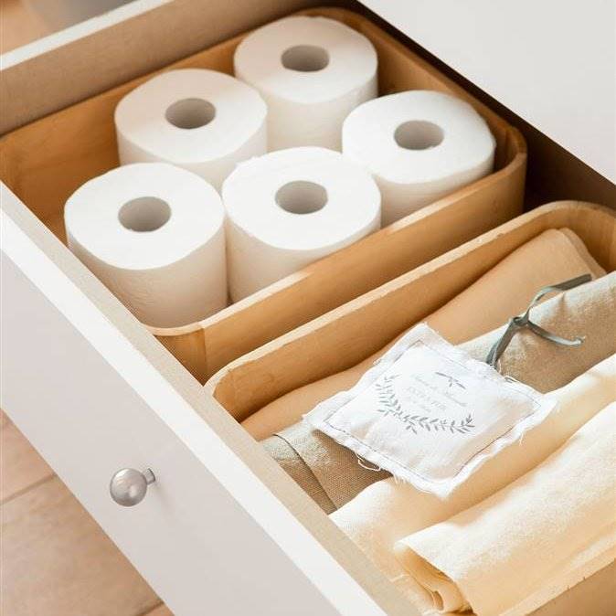detalle-de-cajon-de-mueble-bajolavabo-con-papel-higienico-y-toallas-dobladas-y-guardadas-en-vertical 674x674 8ca27a08