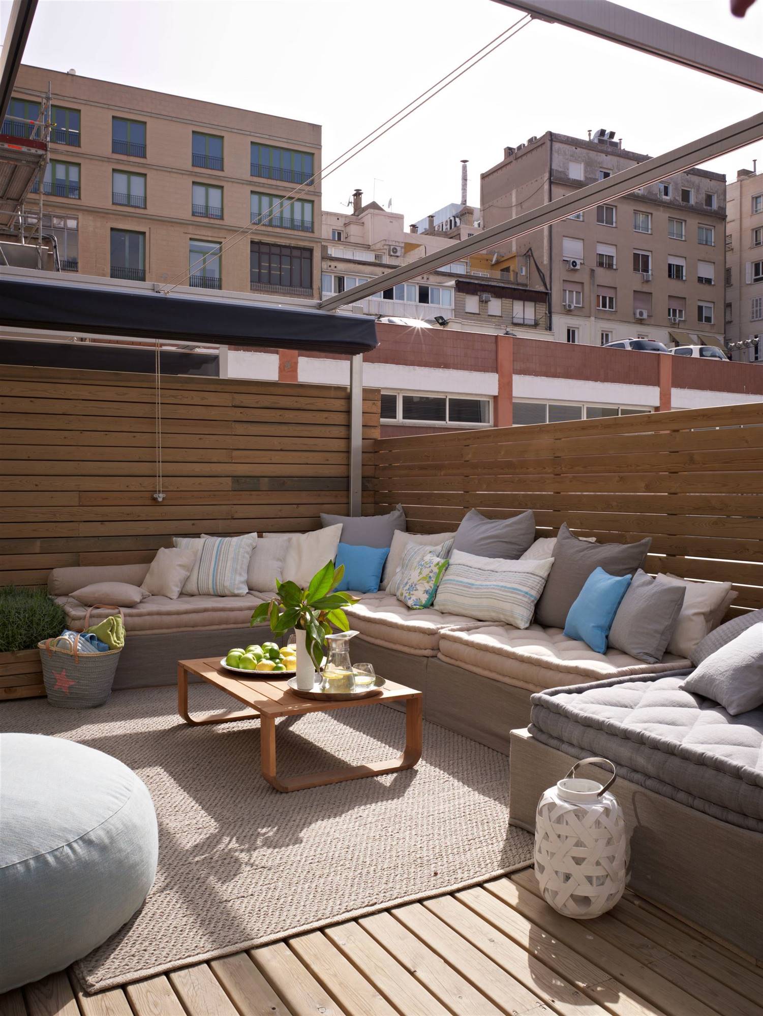 terraza con paneles de madera sofa esquinero y mesa de centro de madera_00346441_O