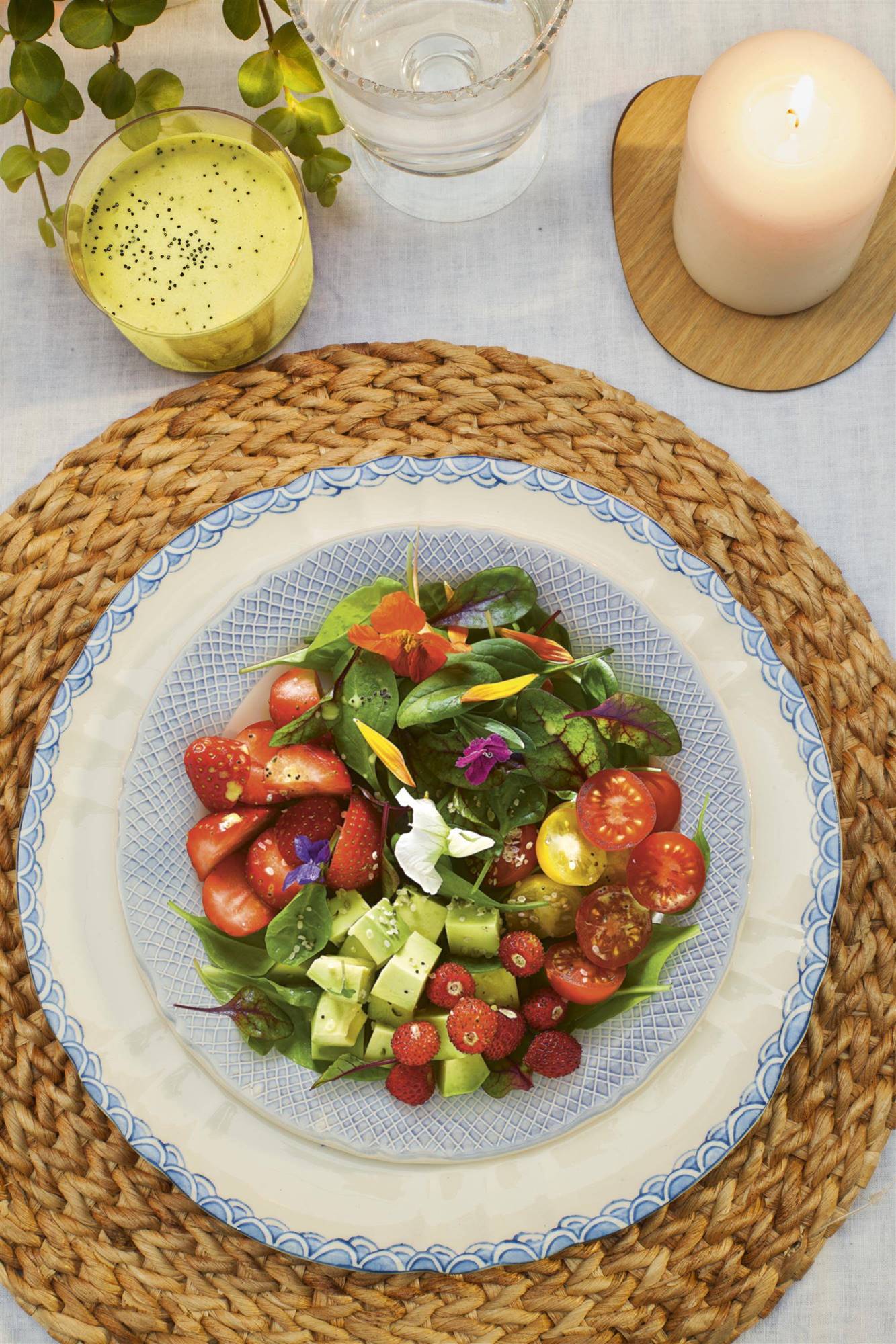 Receta saludable: ensalada sencilla y saludable con aguacate y fresas. 