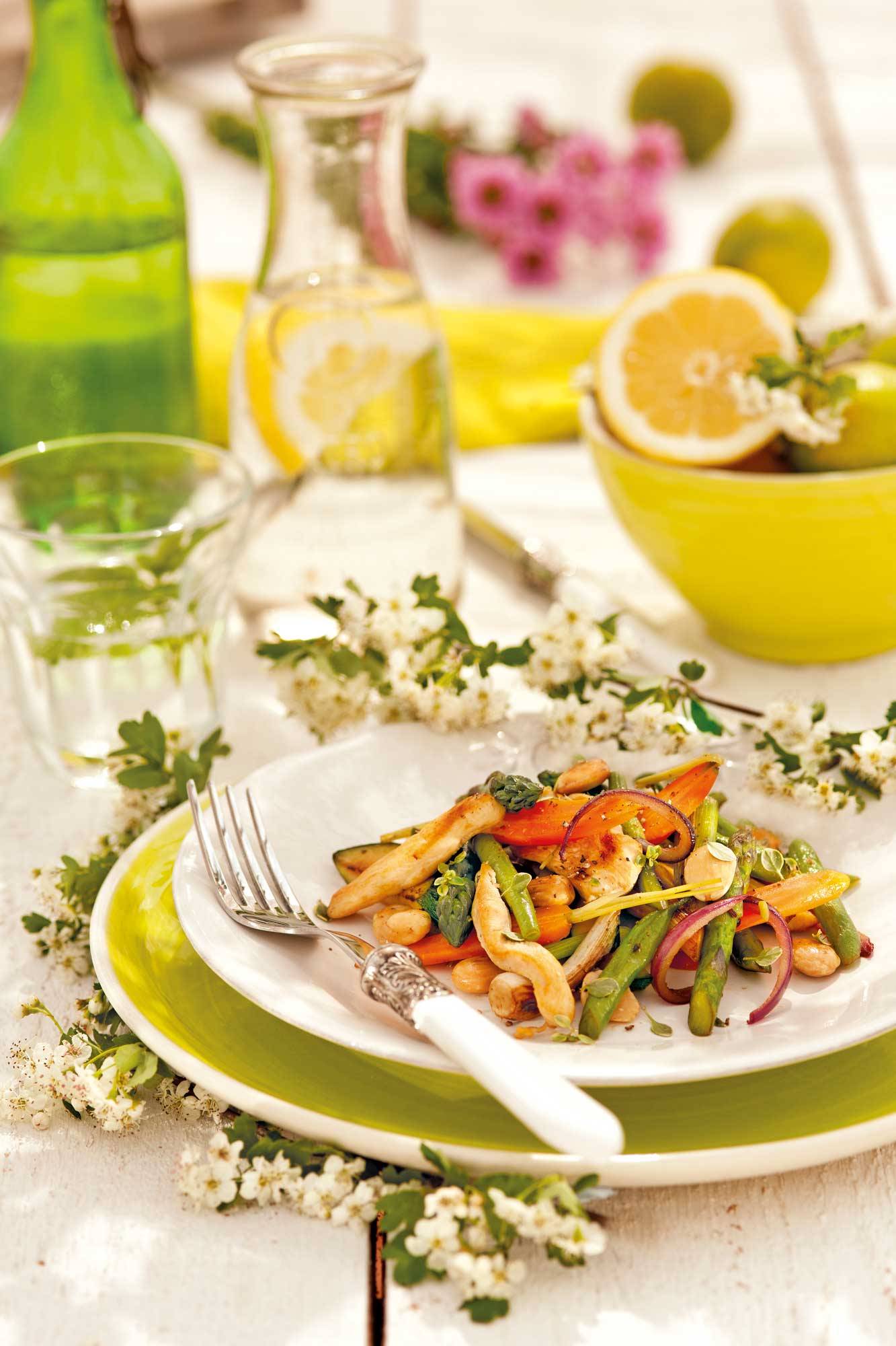Receta saludable: pollo salteado con verduras y almendras. 