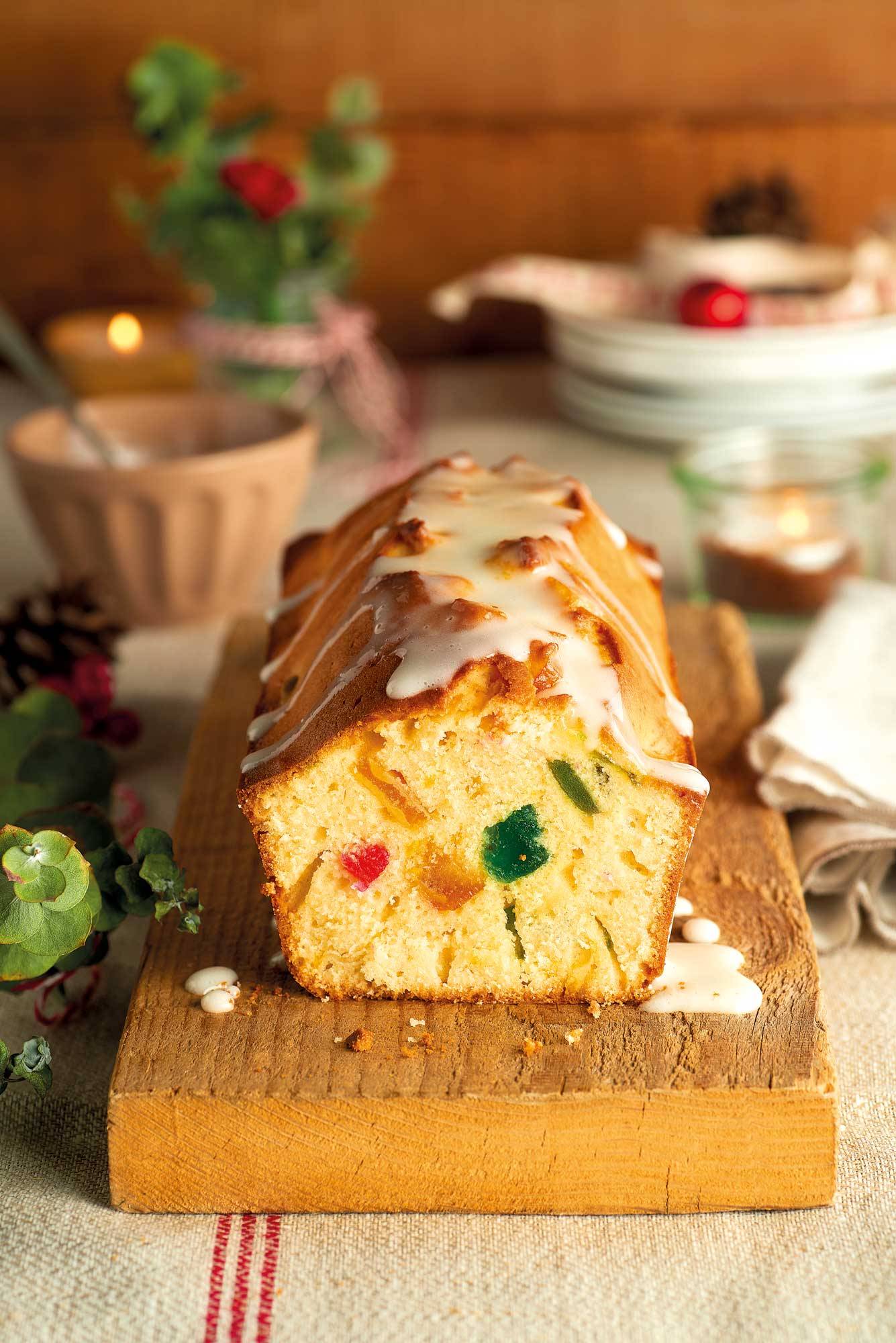 Bizcocho plumcake con frutas escarchadas.